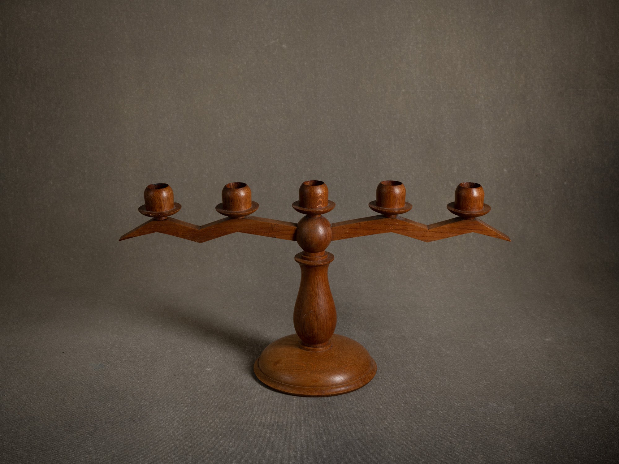 Rare candélabre moderniste d'inspiration anthroposophique en chêne, Suisse (1936)..Remarquable modernist candelabra of Anthroposophist inspiration in solid oak, Switzerland (1936)