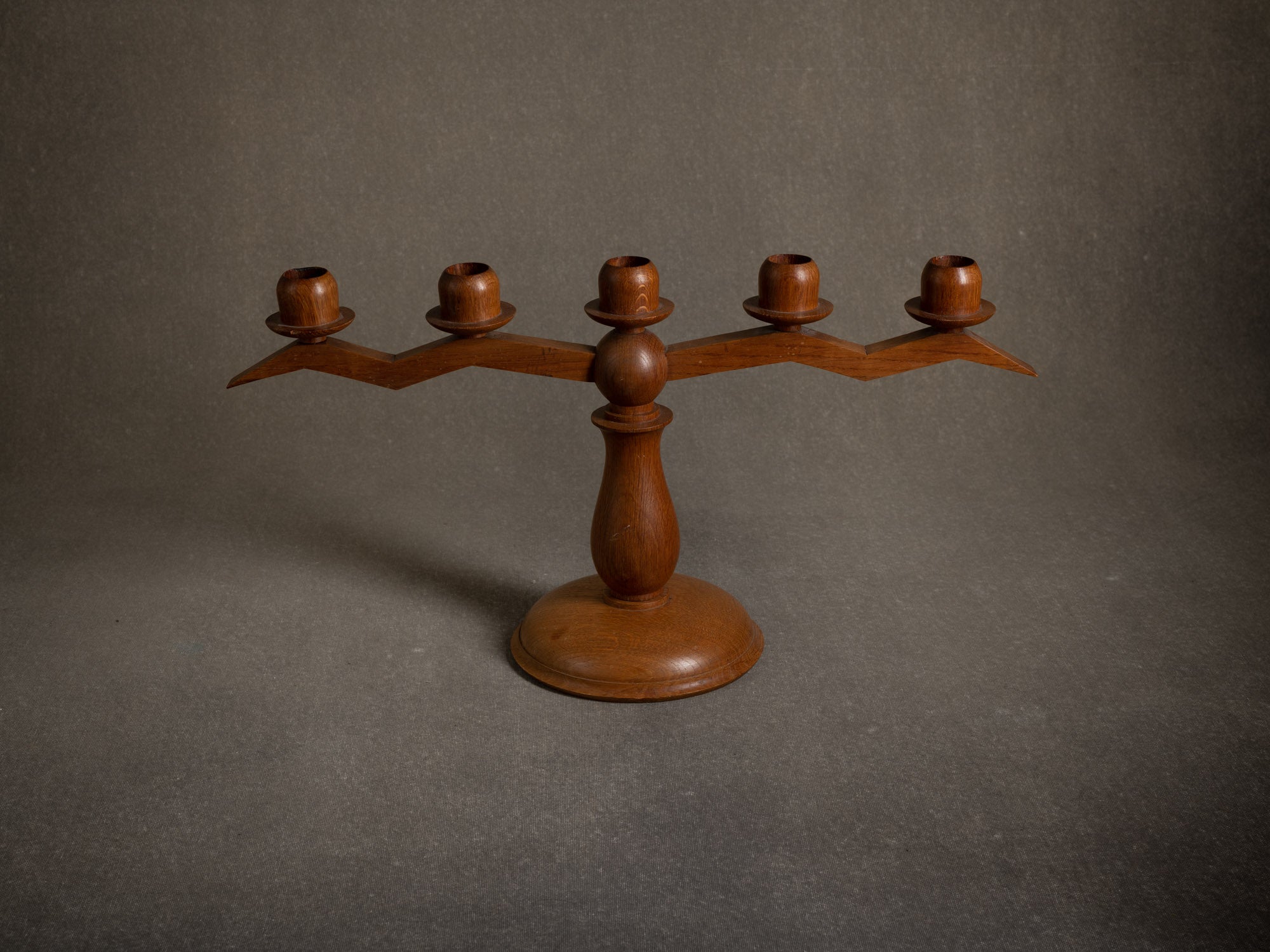 Rare candélabre moderniste d'inspiration anthroposophique en chêne, Suisse (1936)..Remarquable modernist candelabra of Anthroposophist inspiration in solid oak, Switzerland (1936)