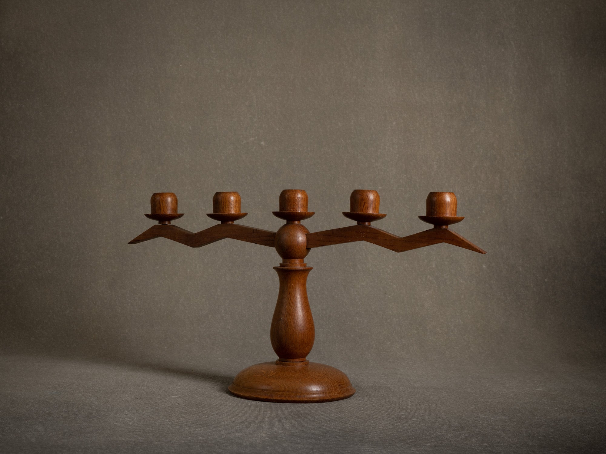 Rare candélabre moderniste d'inspiration anthroposophique en chêne, Suisse (1936)..Remarquable modernist candelabra of Anthroposophist inspiration in solid oak, Switzerland (1936)