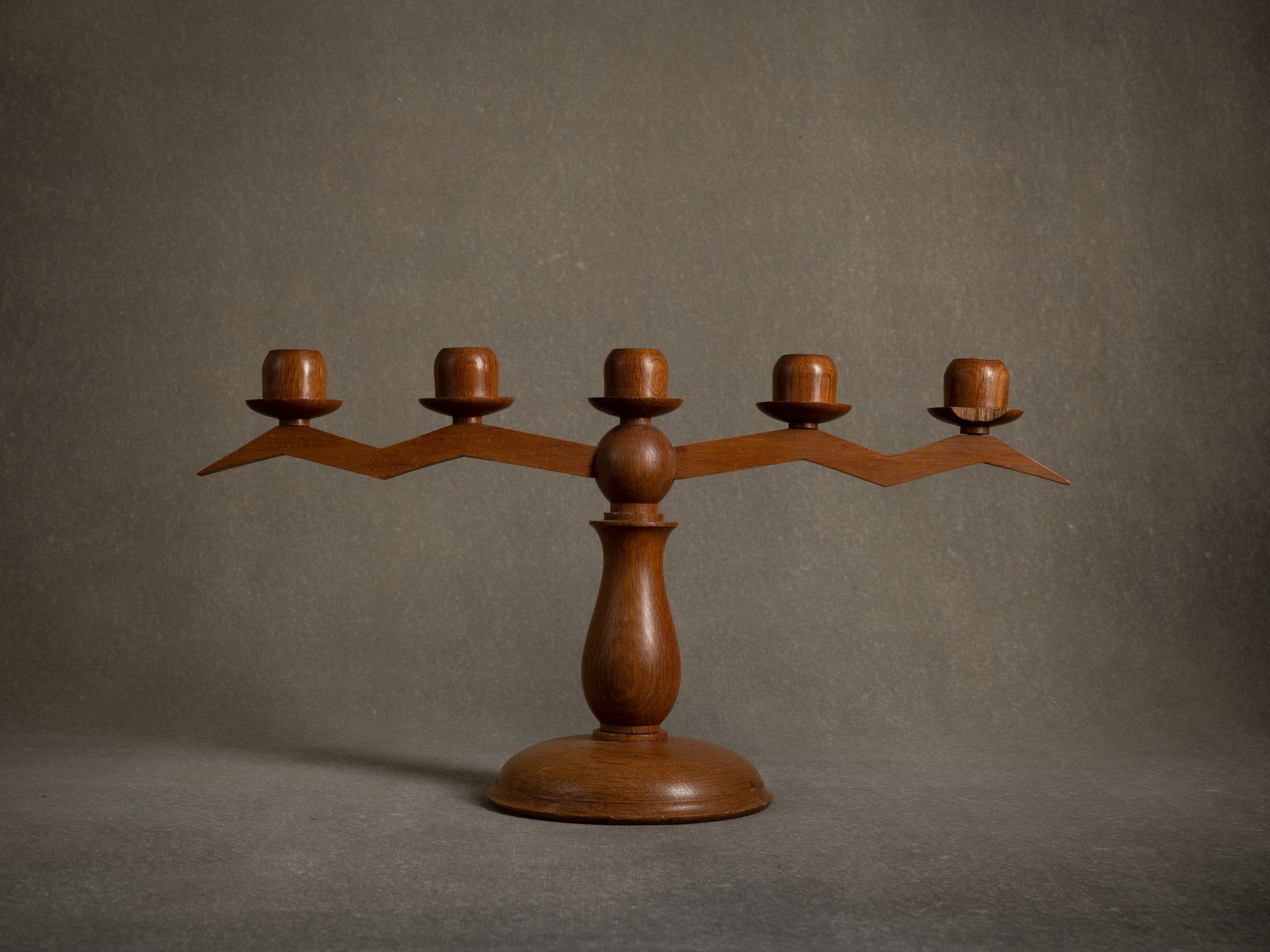 Rare candélabre moderniste d'inspiration anthroposophique en chêne, Suisse (1936)..Remarquable modernist candelabra of Anthroposophist inspiration in solid oak, Switzerland (1936)