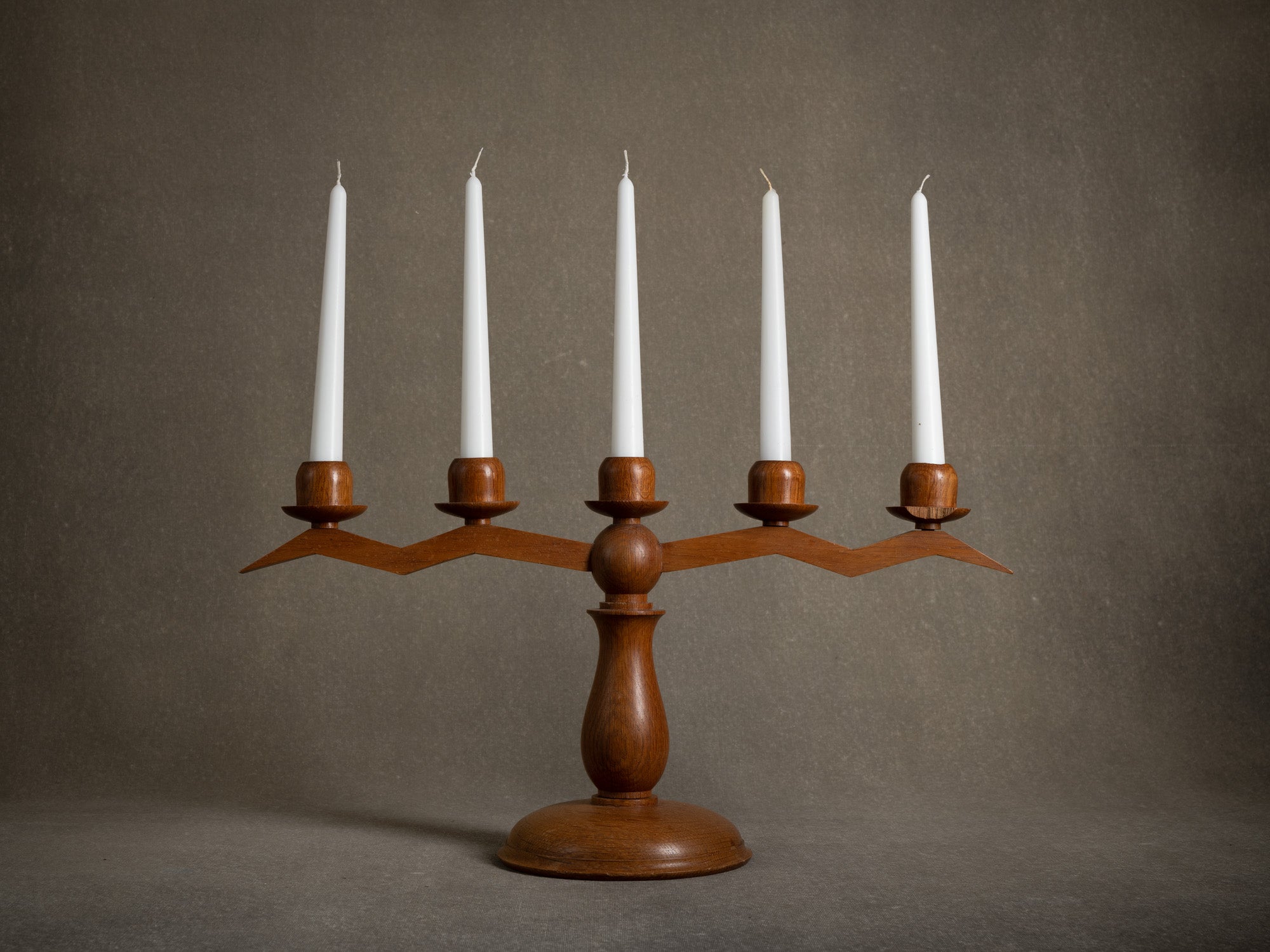Rare candélabre moderniste d'inspiration anthroposophique en chêne, Suisse (1936)..Remarquable modernist candelabra of Anthroposophist inspiration in solid oak, Switzerland (1936)