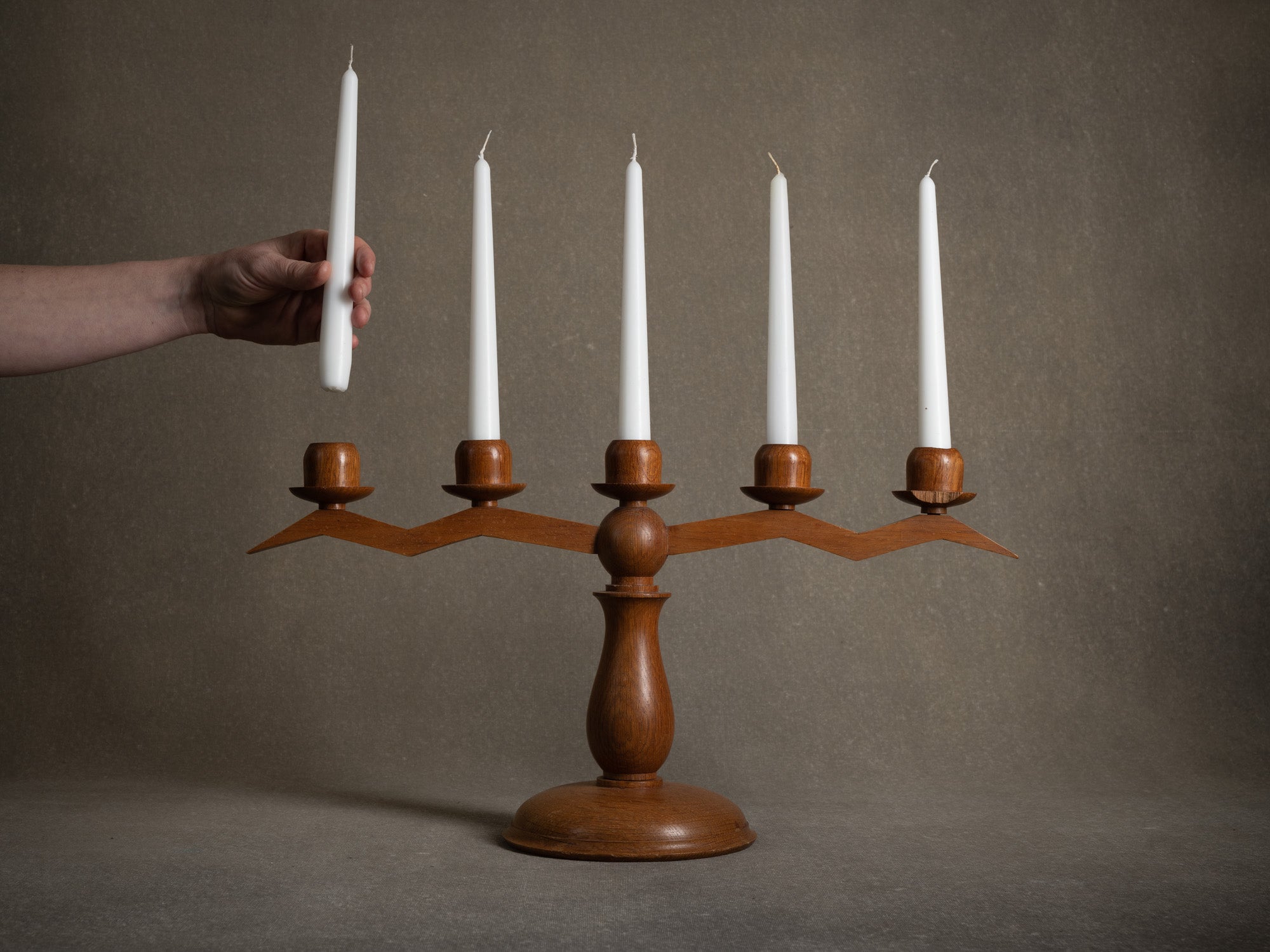 Rare candélabre moderniste d'inspiration anthroposophique en chêne, Suisse (1936)..Remarquable modernist candelabra of Anthroposophist inspiration in solid oak, Switzerland (1936)