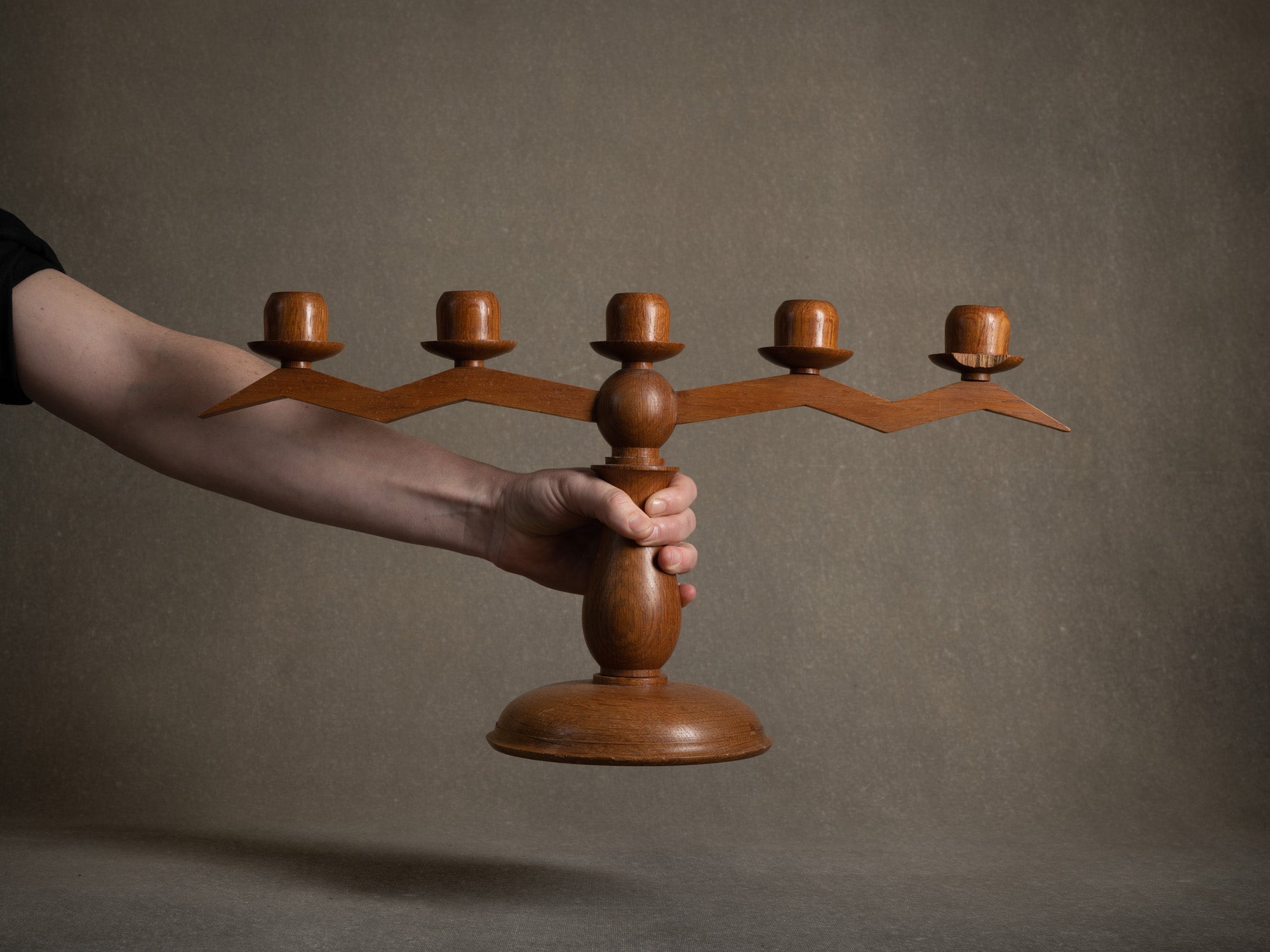 Rare candélabre moderniste d'inspiration anthroposophique en chêne, Suisse (1936)..Remarquable modernist candelabra of Anthroposophist inspiration in solid oak, Switzerland (1936)