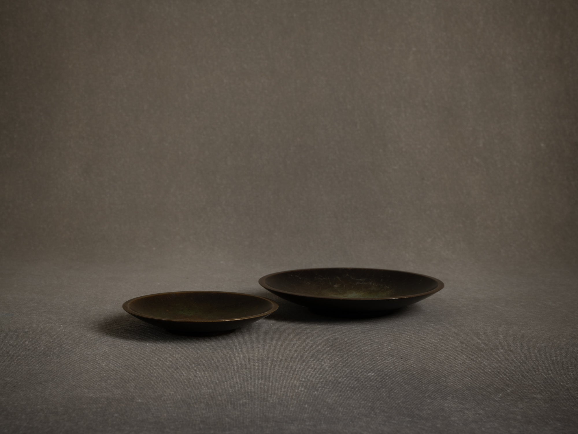 Duo de coupes en bronze de Just Andersen, Danemark (vers 1930)..Set of 2 bronze vessel by Just Andersen, Denmark (ca. 1930)