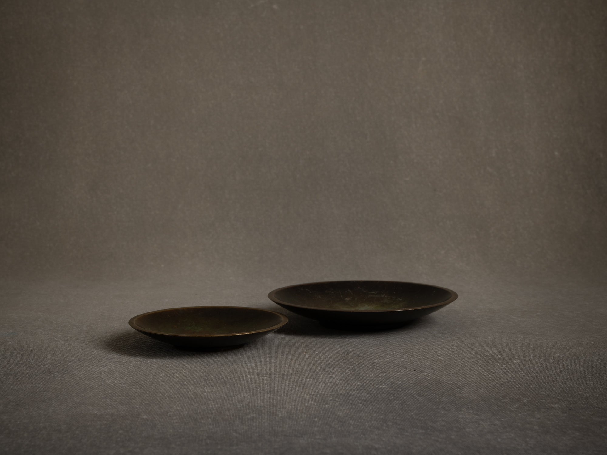 Duo de coupes en bronze de Just Andersen, Danemark (vers 1930)..Set of 2 bronze vessel by Just Andersen, Denmark (ca. 1930)