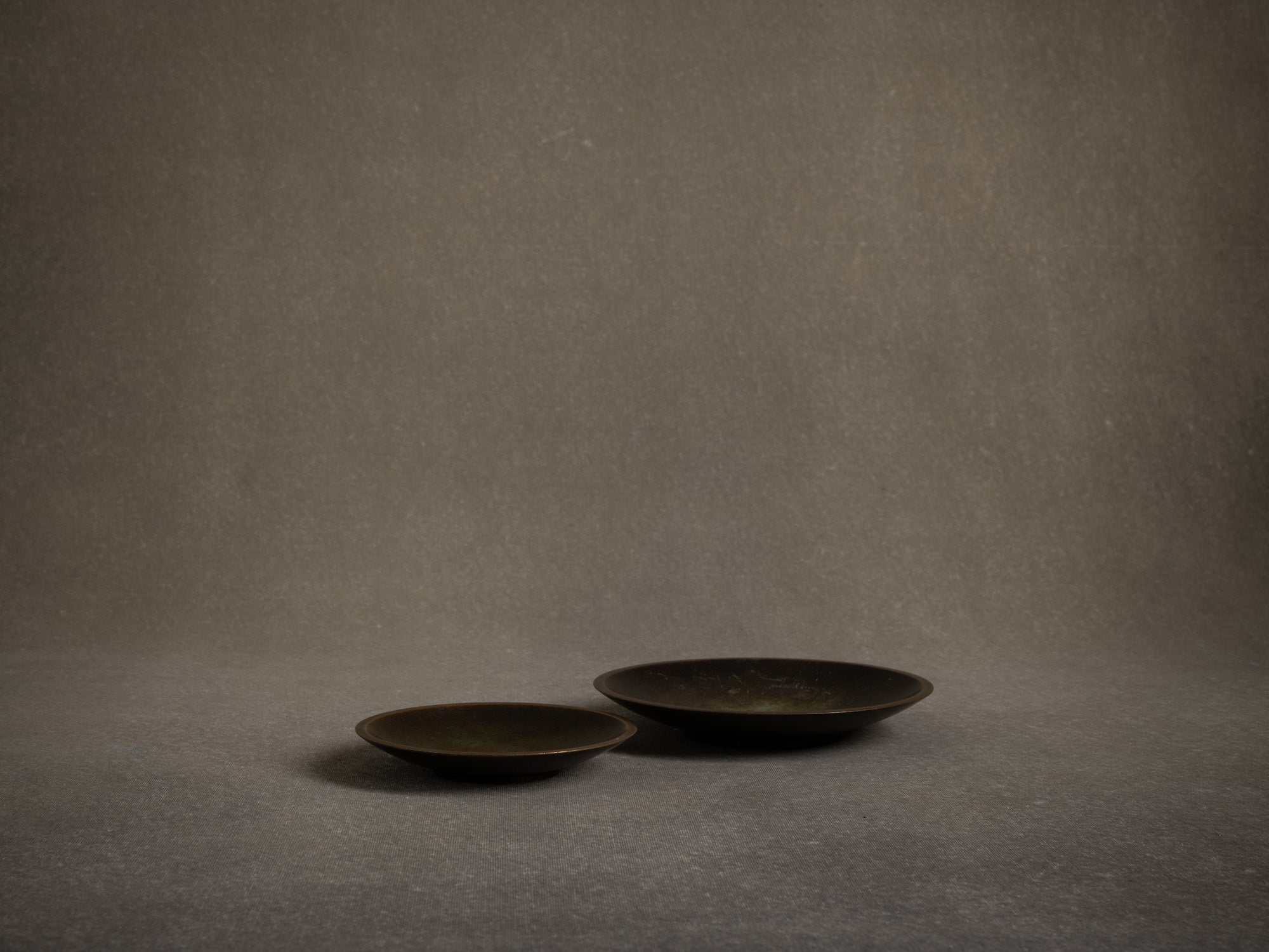 Duo de coupes en bronze de Just Andersen, Danemark (vers 1930)..Set of 2 bronze vessel by Just Andersen, Denmark (ca. 1930)