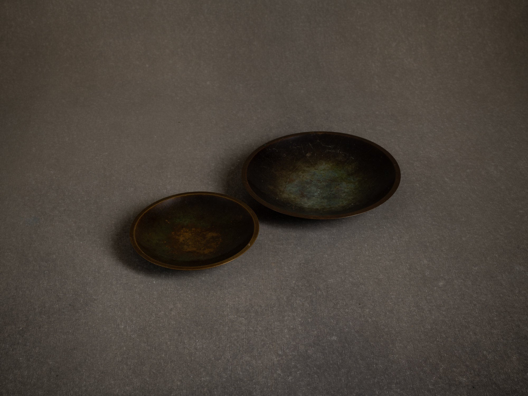 Duo de coupes en bronze de Just Andersen, Danemark (vers 1930)..Set of 2 bronze vessel by Just Andersen, Denmark (ca. 1930)