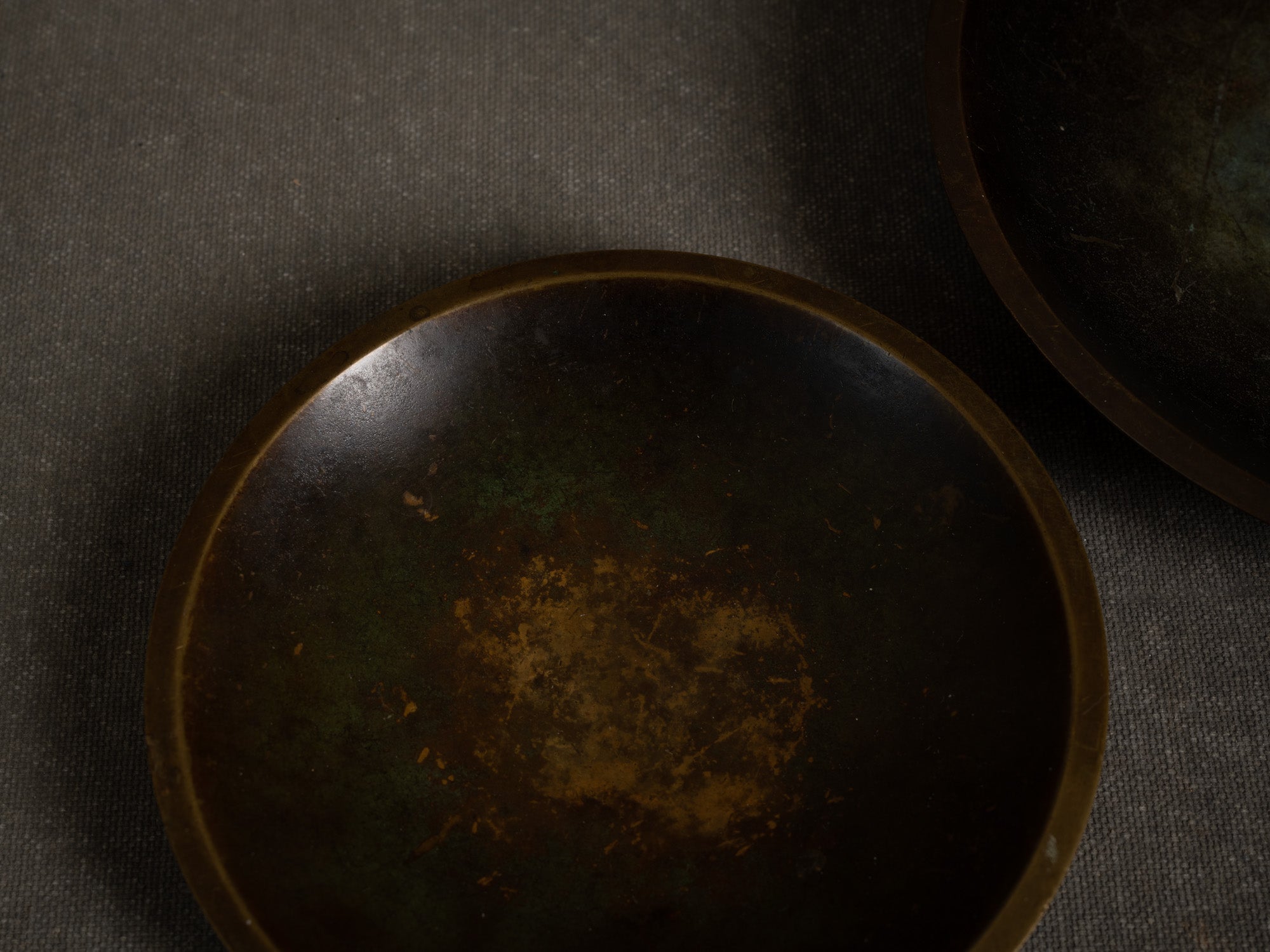 Duo de coupes en bronze de Just Andersen, Danemark (vers 1930)..Set of 2 bronze vessel by Just Andersen, Denmark (ca. 1930)
