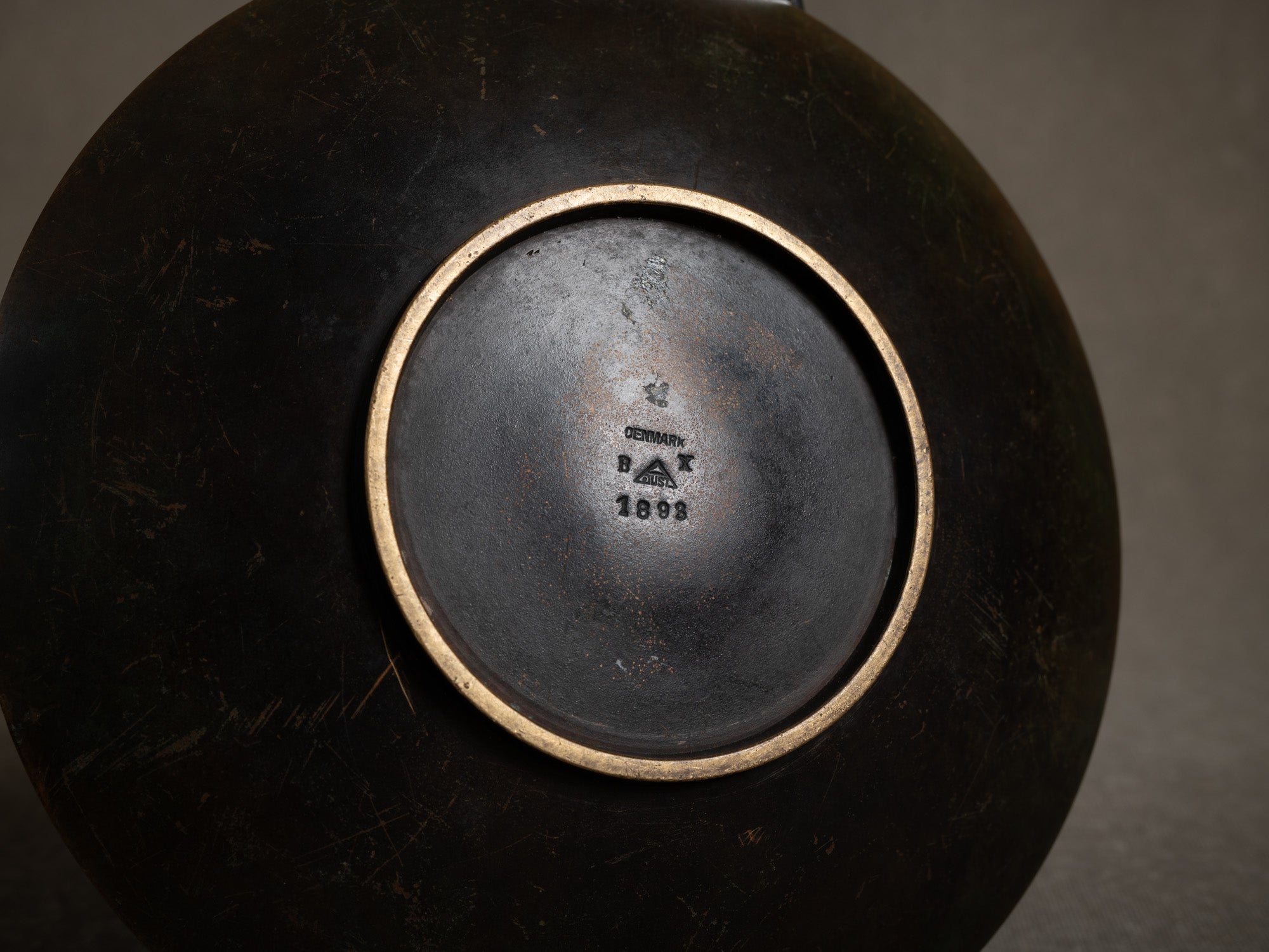 Duo de coupes en bronze de Just Andersen, Danemark (vers 1930)..Set of 2 bronze vessel by Just Andersen, Denmark (ca. 1930)