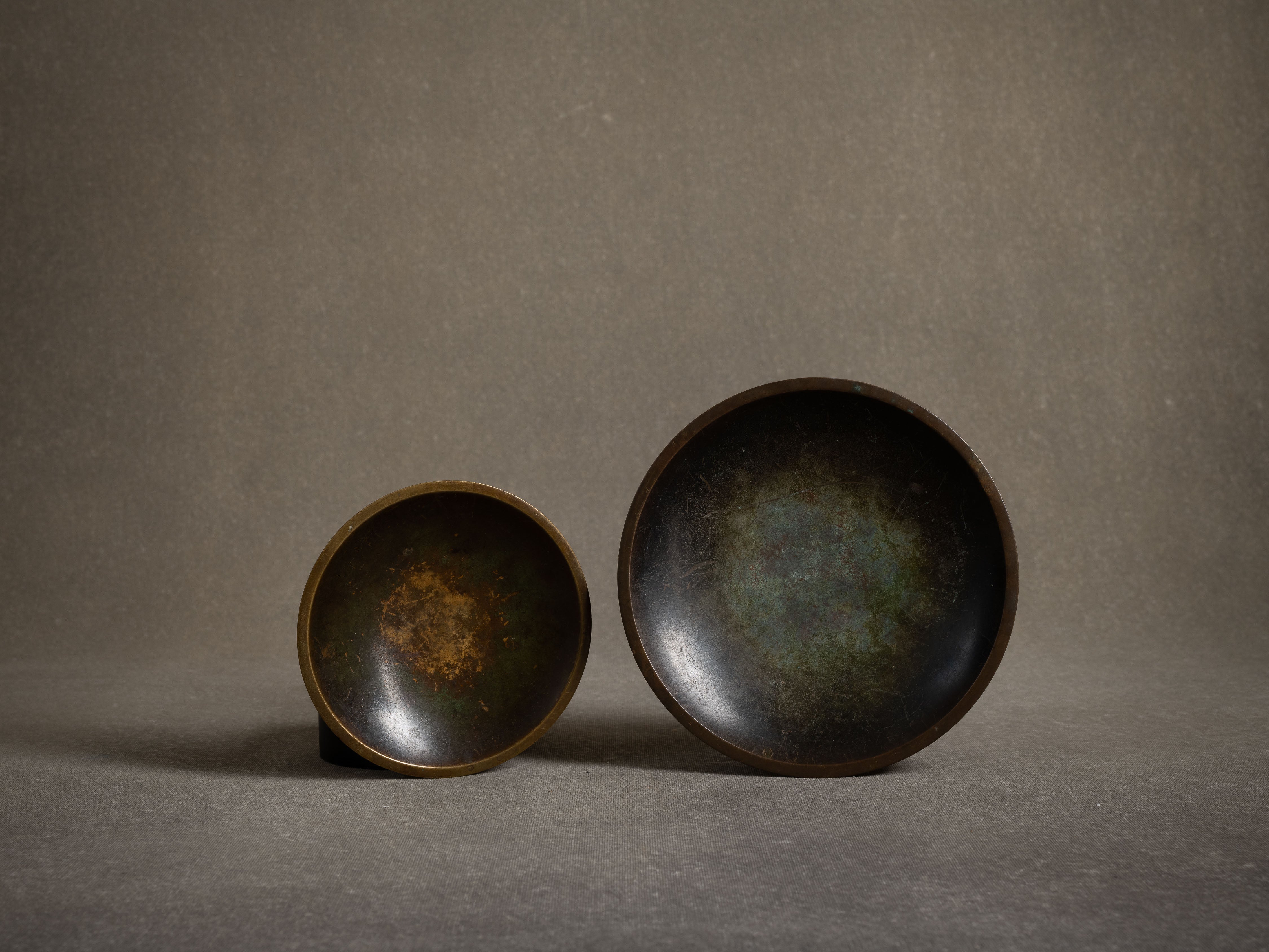Duo de coupes en bronze de Just Andersen, Danemark (vers 1930)..Set of 2 bronze vessel by Just Andersen, Denmark (ca. 1930)