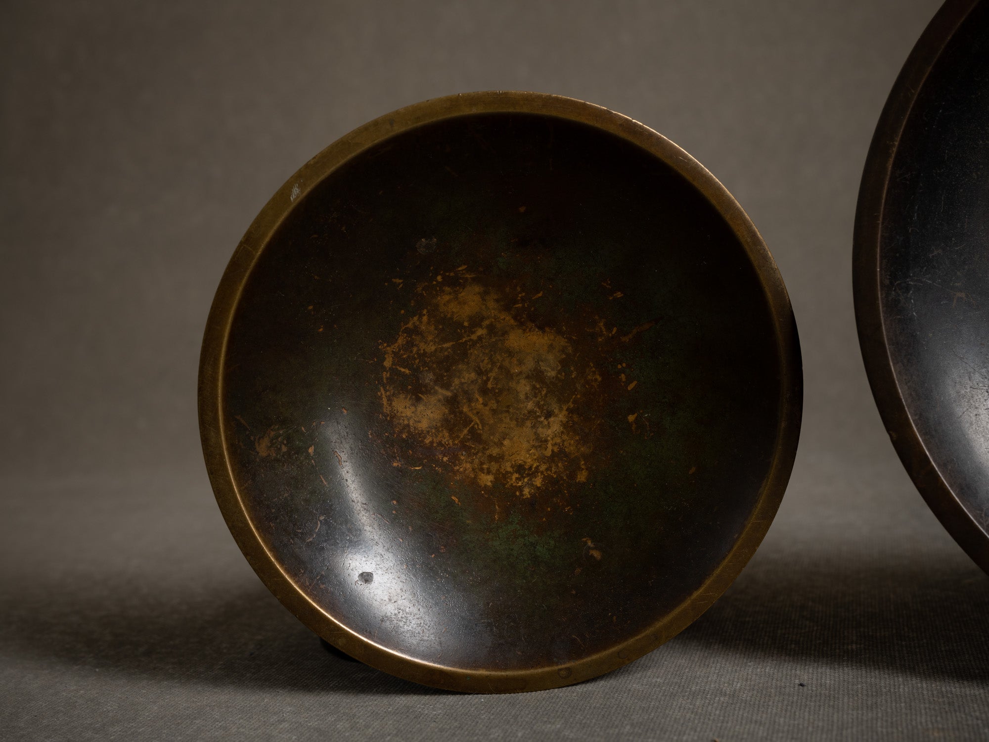 Duo de coupes en bronze de Just Andersen, Danemark (vers 1930)..Set of 2 bronze vessel by Just Andersen, Denmark (ca. 1930)