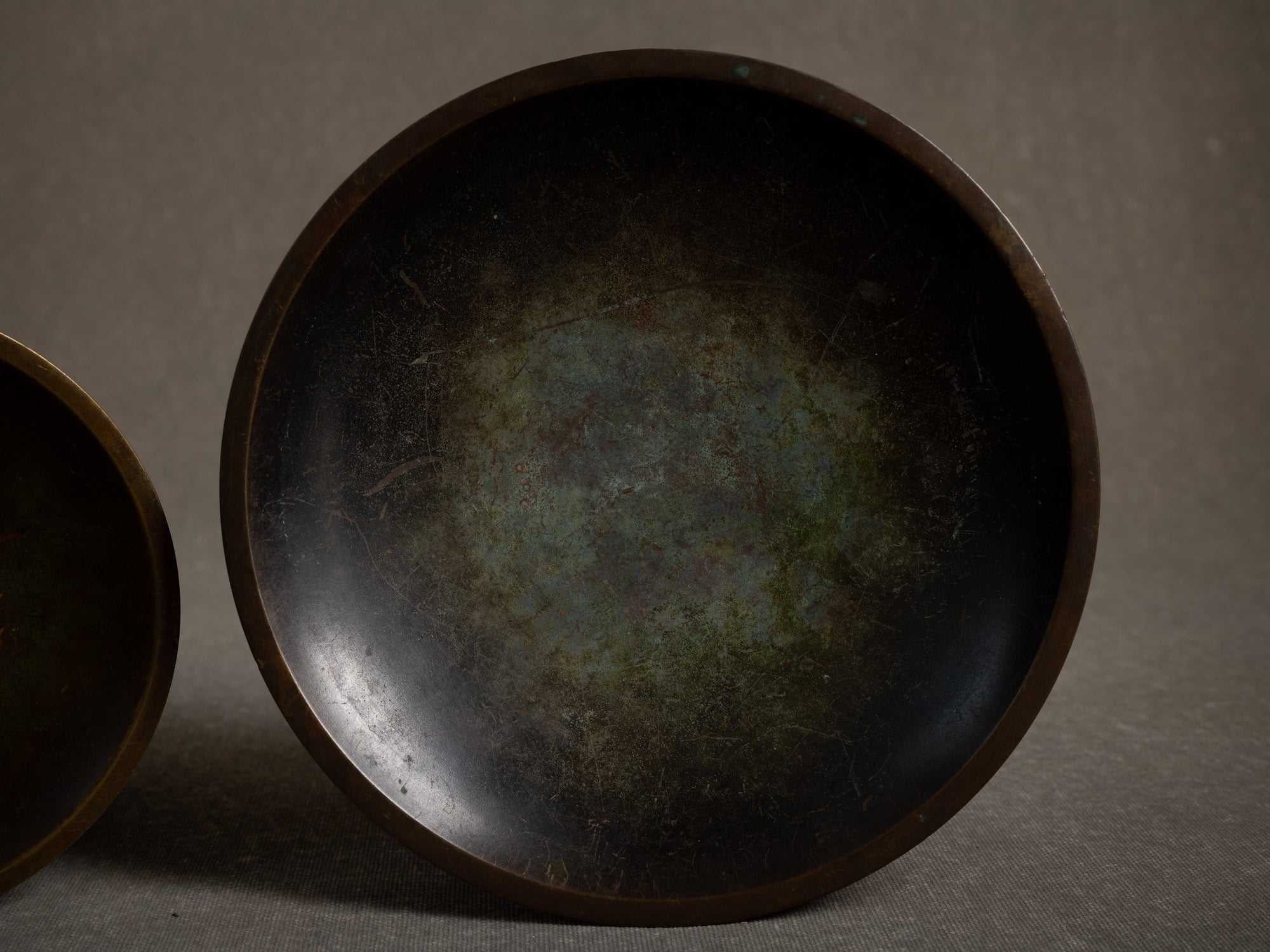 Duo de coupes en bronze de Just Andersen, Danemark (vers 1930)..Set of 2 bronze vessel by Just Andersen, Denmark (ca. 1930)