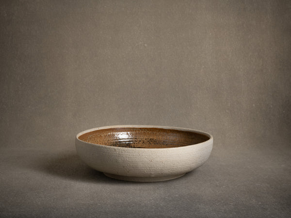 Rare coupe monumentale en grès chamotté de Jacques Lacheny, France (1990)..Rare stoneware huge bowl by Jacques Lacheny in Saint&#x2011;Amand&#x2011;en&#x2011;Puisaye, France (circa 1975-80)