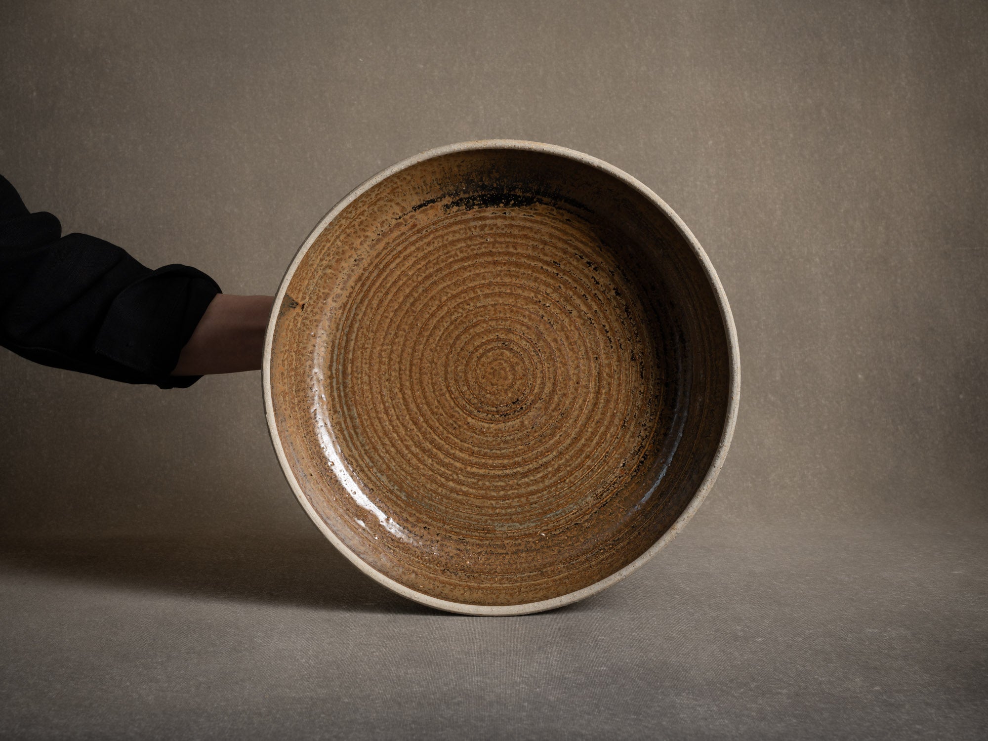 Rare coupe monumentale en grès chamotté de Jacques Lacheny, France (1990)..Rare stoneware huge bowl by Jacques Lacheny in Saint&#x2011;Amand&#x2011;en&#x2011;Puisaye, France (circa 1975-80)