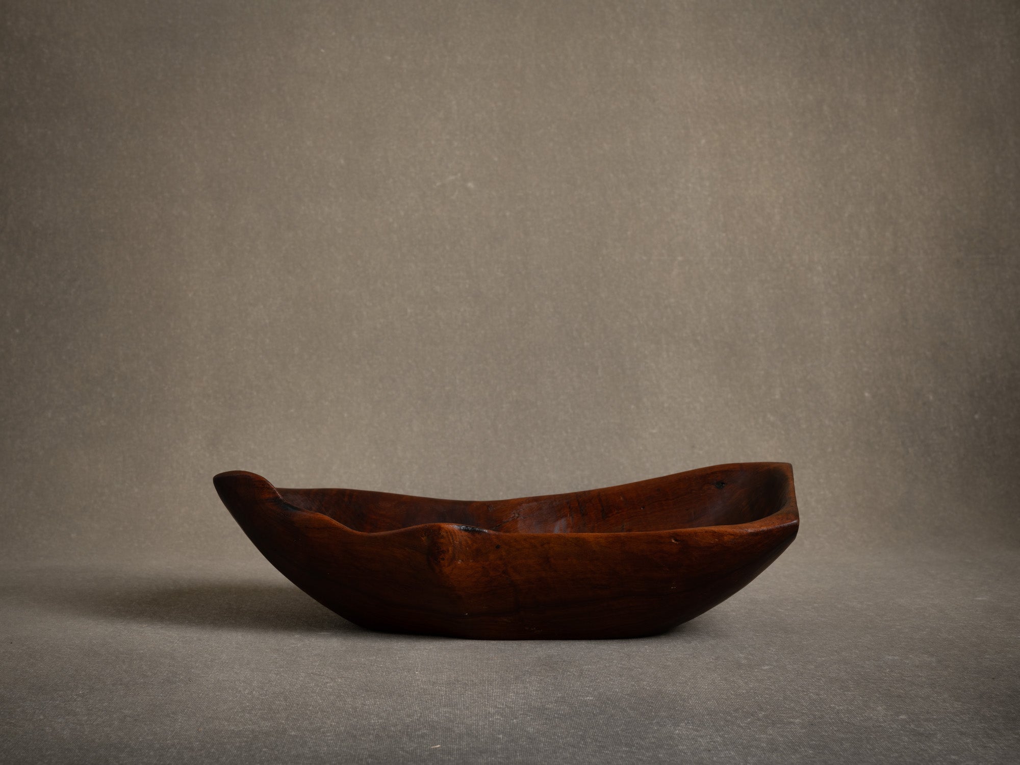 Coupe monoxyle de forme libre, France (vers 1955)..Free form carved bowl, France (circa 1955)