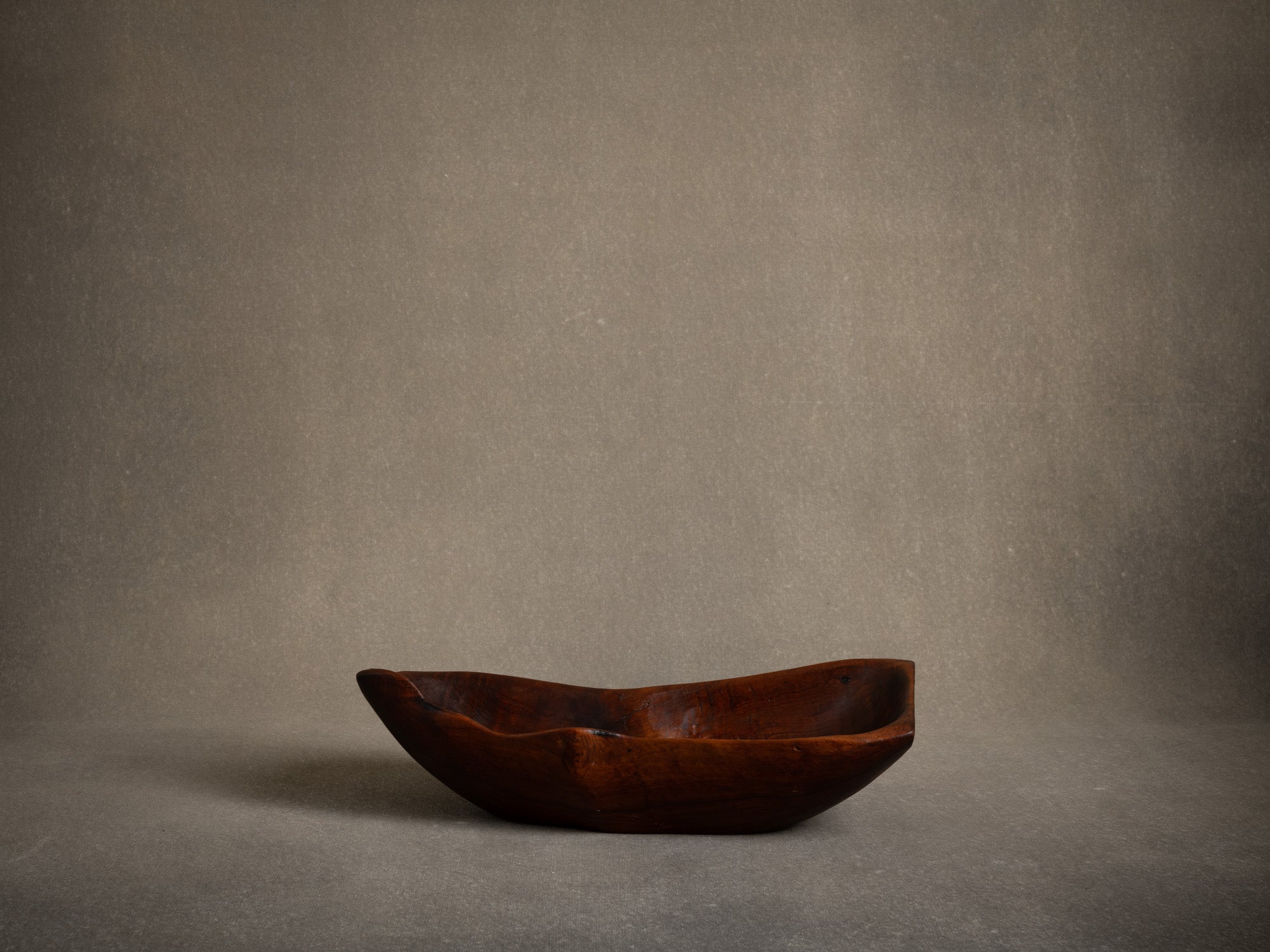 Coupe monoxyle de forme libre, France (vers 1955)..Free form carved bowl, France (circa 1955)