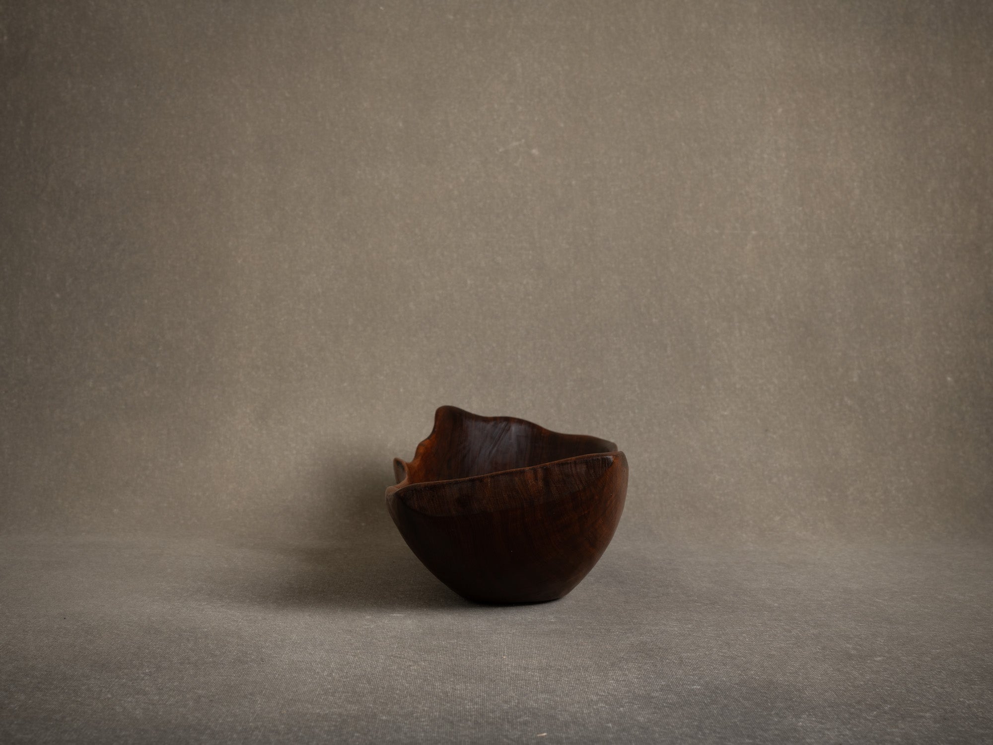 Coupe monoxyle de forme libre, France (vers 1955)..Free form carved bowl, France (circa 1955)