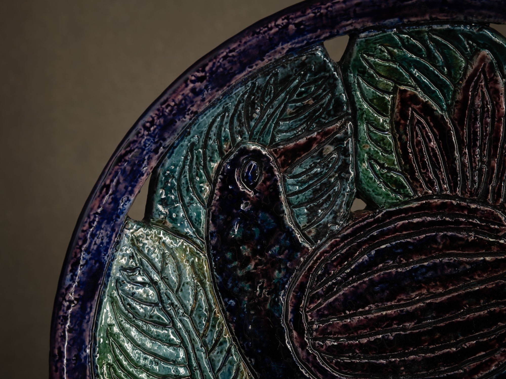 Rare coupe circulaire "oiseau" en grès chamotté par Charlotte Hamilton pour Rörstrand, Suède (1946-49)..Rare circular “bird” bowl in chamotte stoneware by Charlotte Hamilton for Rörstrand, Sweden (1946-49)