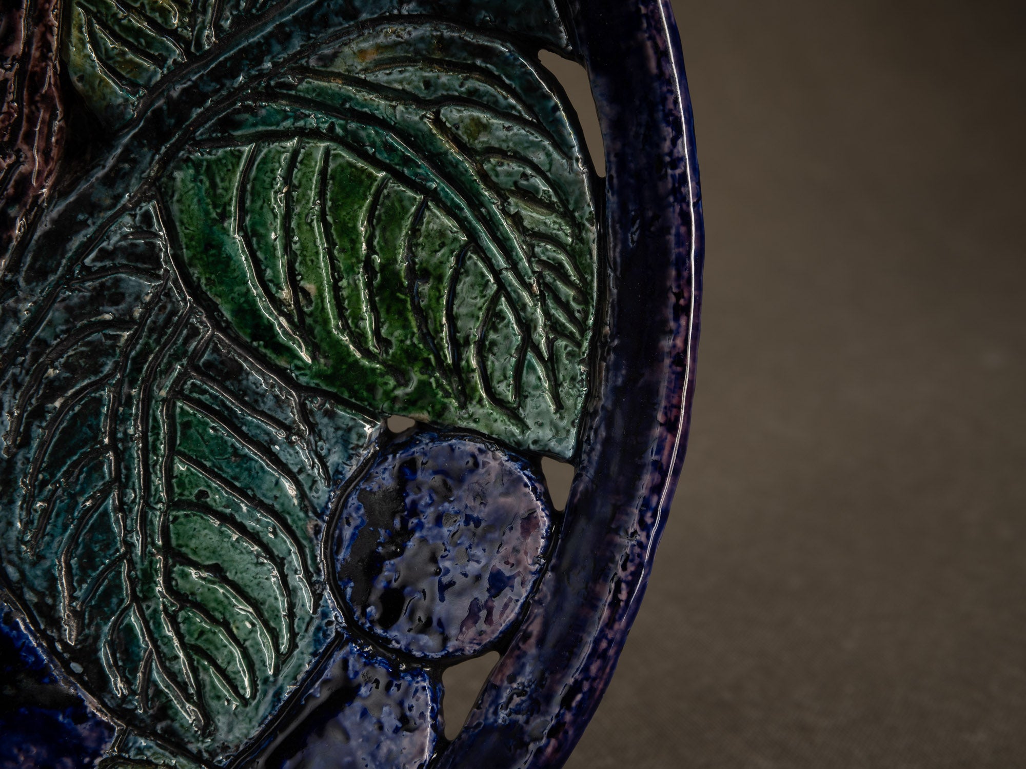 Rare coupe circulaire "oiseau" en grès chamotté par Charlotte Hamilton pour Rörstrand, Suède (1946-49)..Rare circular “bird” bowl in chamotte stoneware by Charlotte Hamilton for Rörstrand, Sweden (1946-49)