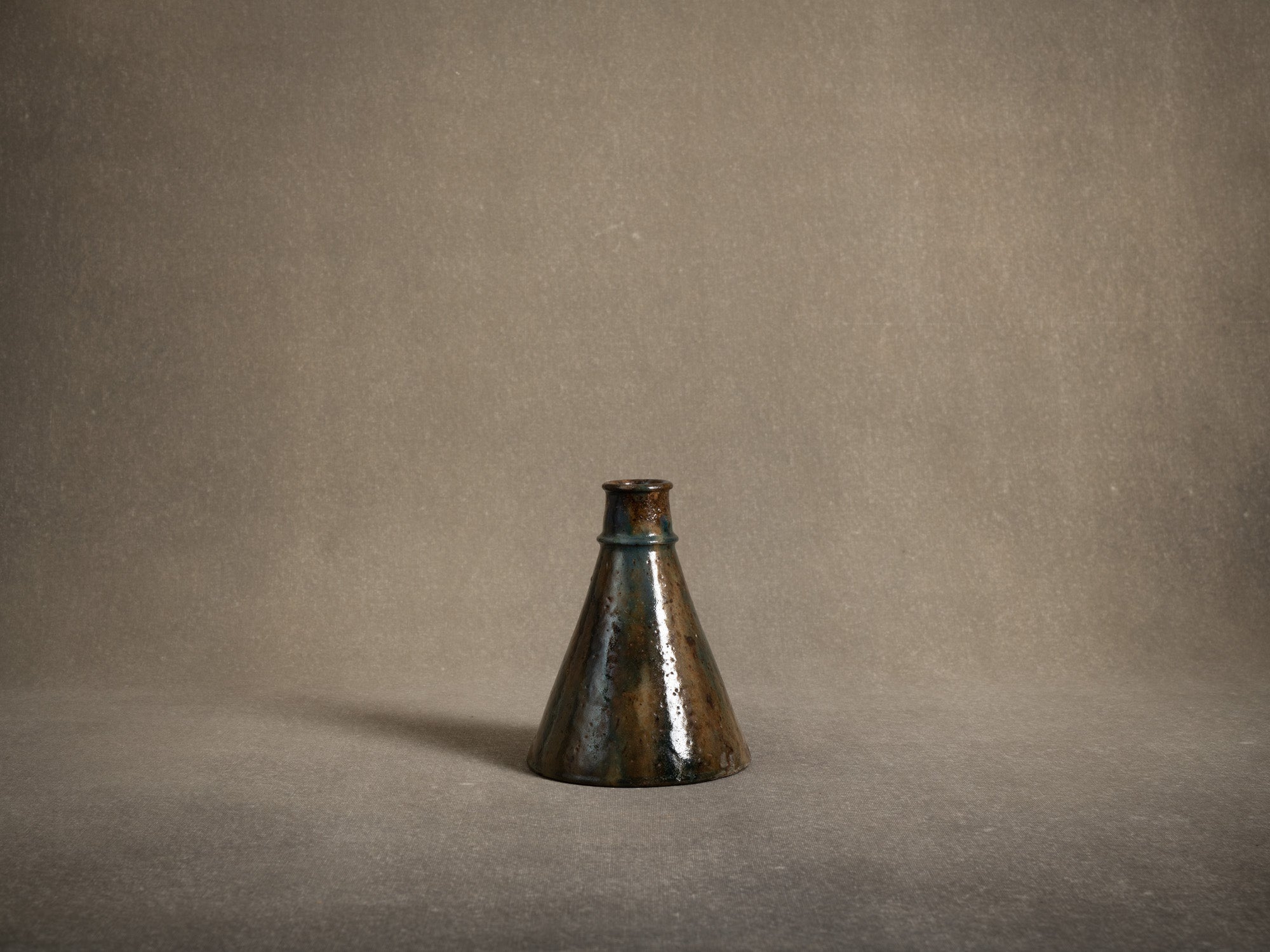 Vase japoniste en grès par la poterie du Mesnil de Bavent, France (Vers 1900-20)..Norman "Erlenmeyer" stoneware vase by la poterie du Mesnil de Bavent, France (circa 1900-20)