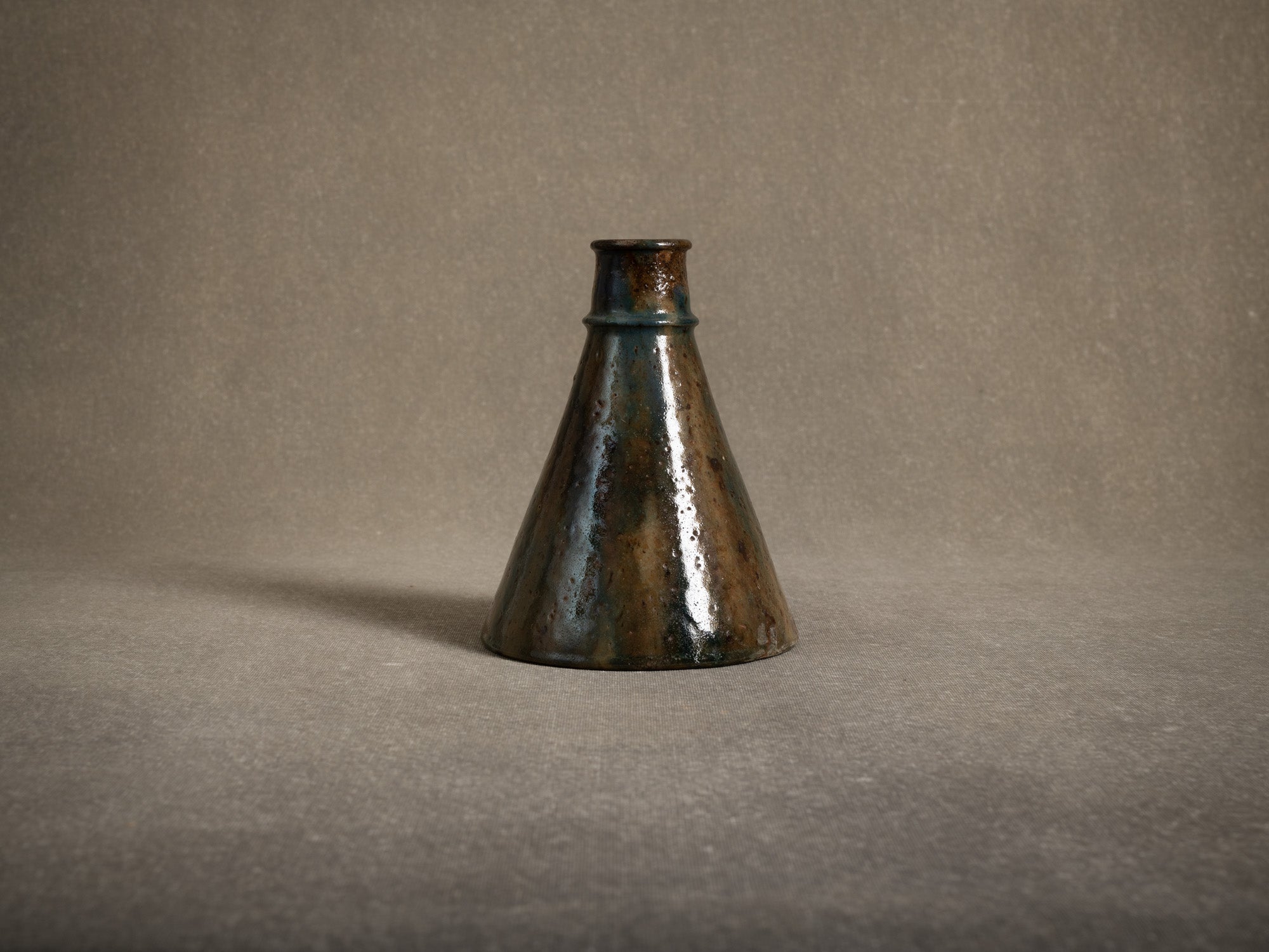 Vase japoniste en grès par la poterie du Mesnil de Bavent, France (Vers 1900-20)..Norman "Erlenmeyer" stoneware vase by la poterie du Mesnil de Bavent, France (circa 1900-20)