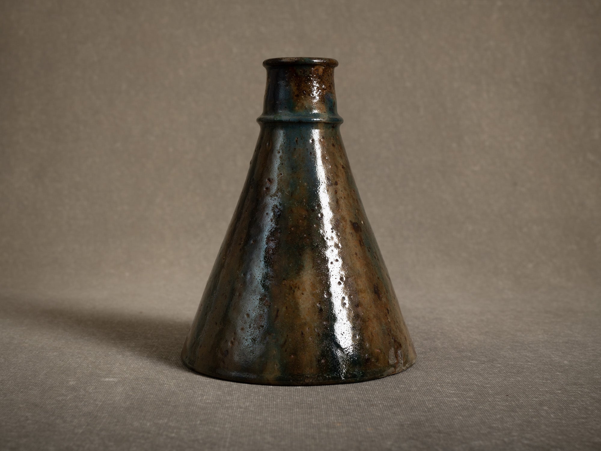 Vase japoniste en grès par la poterie du Mesnil de Bavent, France (Vers 1900-20)..Norman "Erlenmeyer" stoneware vase by la poterie du Mesnil de Bavent, France (circa 1900-20)