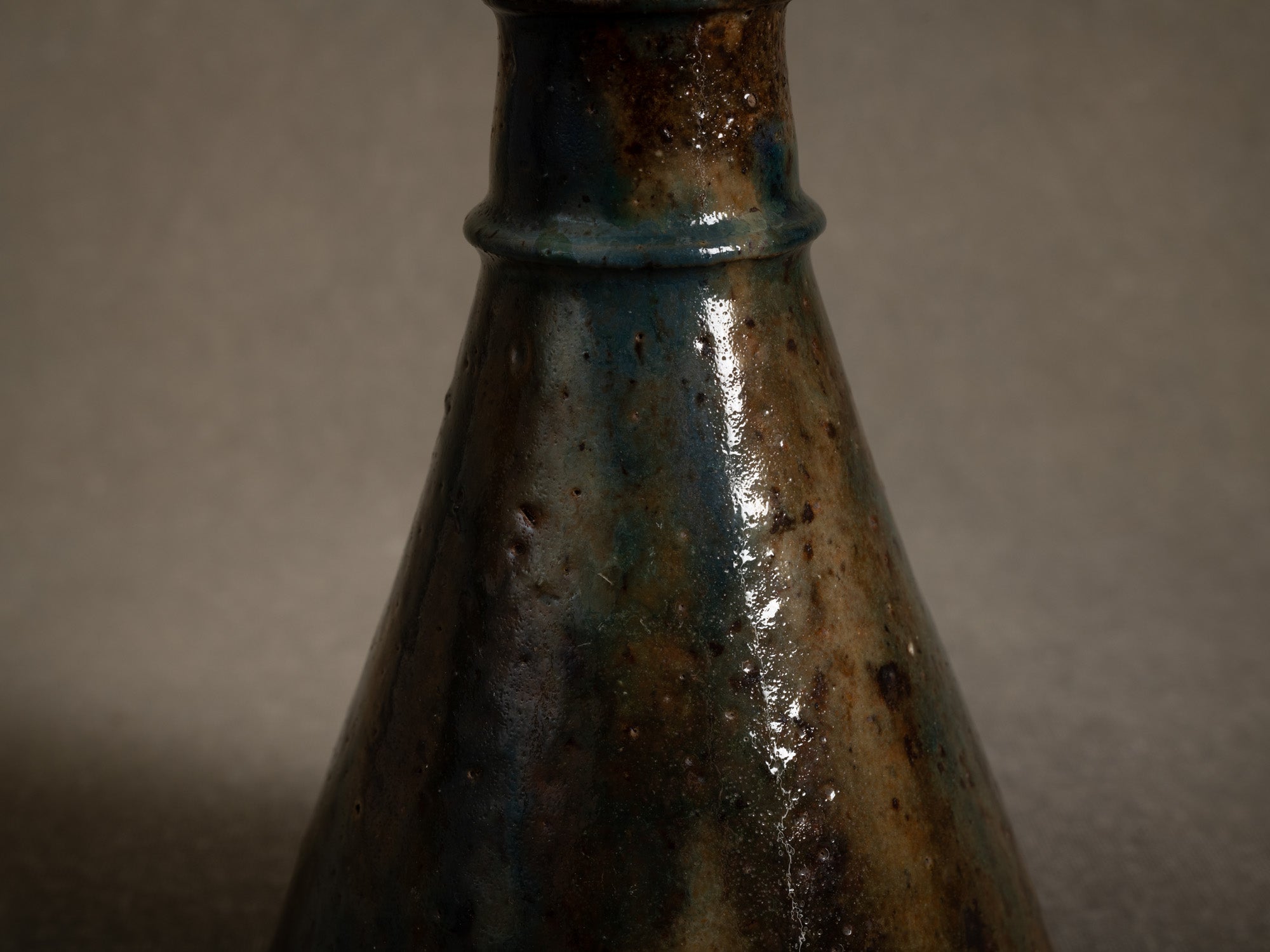 Vase japoniste en grès par la poterie du Mesnil de Bavent, France (Vers 1900-20)..Norman "Erlenmeyer" stoneware vase by la poterie du Mesnil de Bavent, France (circa 1900-20)