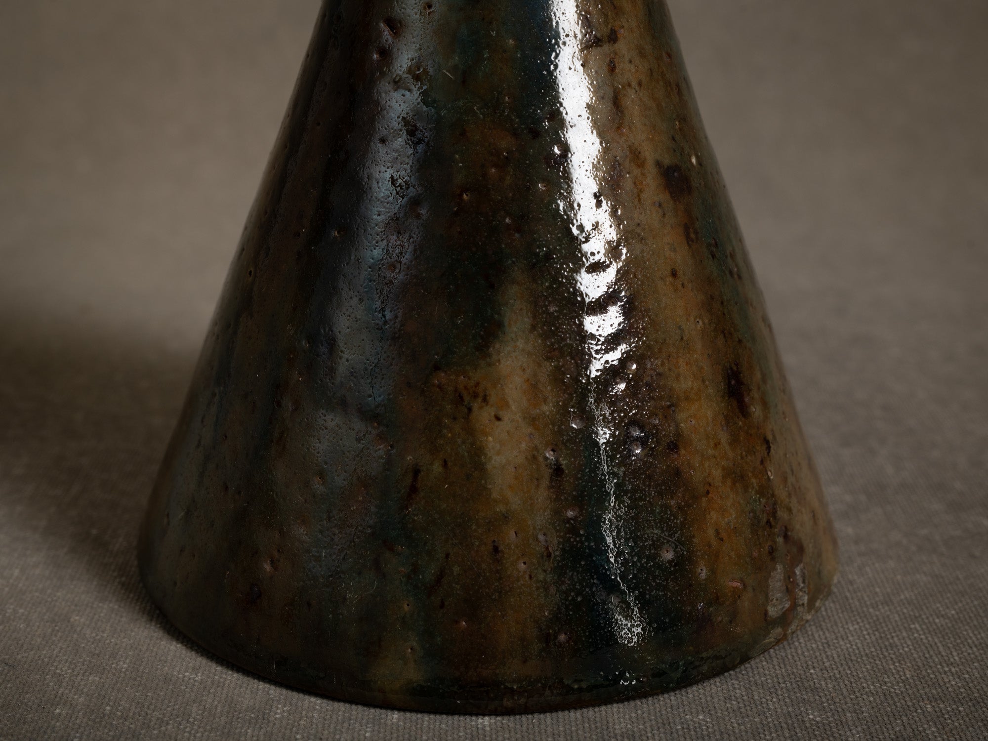 Vase japoniste en grès par la poterie du Mesnil de Bavent, France (Vers 1900-20)..Norman "Erlenmeyer" stoneware vase by la poterie du Mesnil de Bavent, France (circa 1900-20)