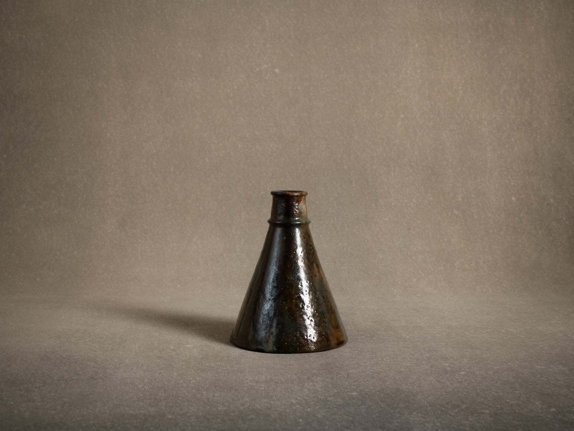 Vase japoniste en grès par la poterie du Mesnil de Bavent, France (Vers 1900-20)..Norman "Erlenmeyer" stoneware vase by la poterie du Mesnil de Bavent, France (circa 1900-20)