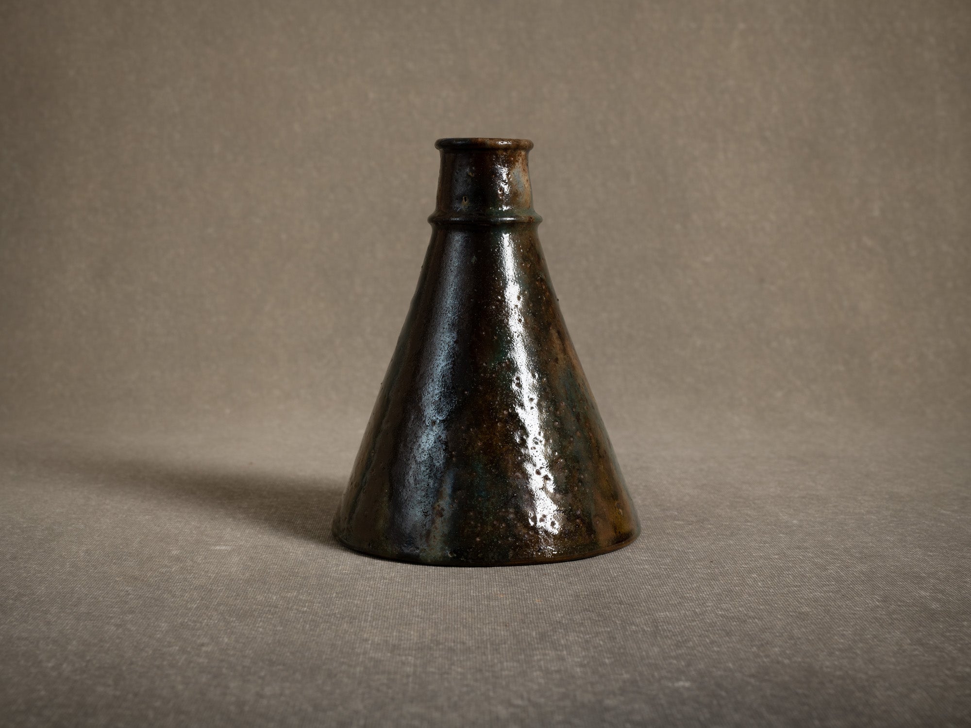 Vase japoniste en grès par la poterie du Mesnil de Bavent, France (Vers 1900-20)..Norman "Erlenmeyer" stoneware vase by la poterie du Mesnil de Bavent, France (circa 1900-20)