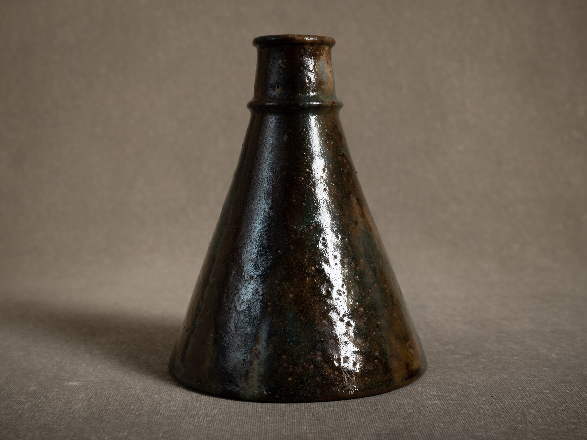 Vase japoniste en grès par la poterie du Mesnil de Bavent, France (Vers 1900-20)..Norman "Erlenmeyer" stoneware vase by la poterie du Mesnil de Bavent, France (circa 1900-20)