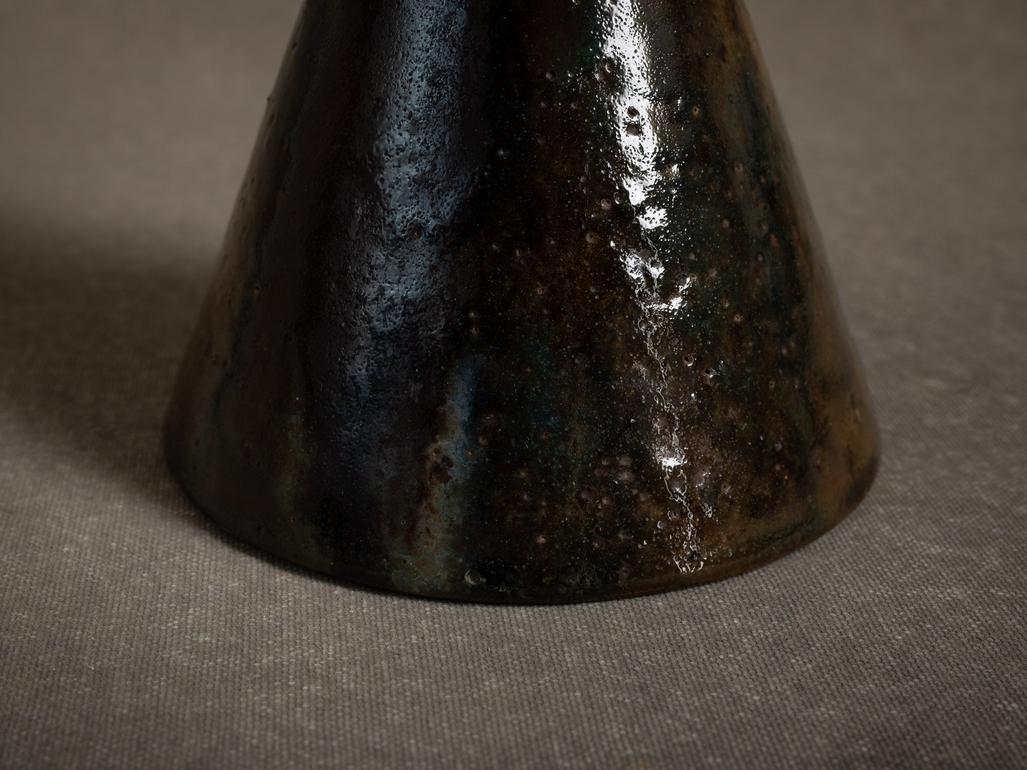 Vase japoniste en grès par la poterie du Mesnil de Bavent, France (Vers 1900-20)..Norman "Erlenmeyer" stoneware vase by la poterie du Mesnil de Bavent, France (circa 1900-20)