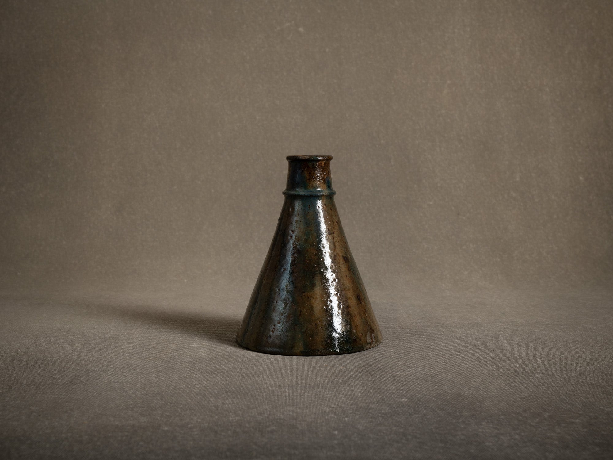 Vase japoniste en grès par la poterie du Mesnil de Bavent, France (Vers 1900-20)..Norman "Erlenmeyer" stoneware vase by la poterie du Mesnil de Bavent, France (circa 1900-20)