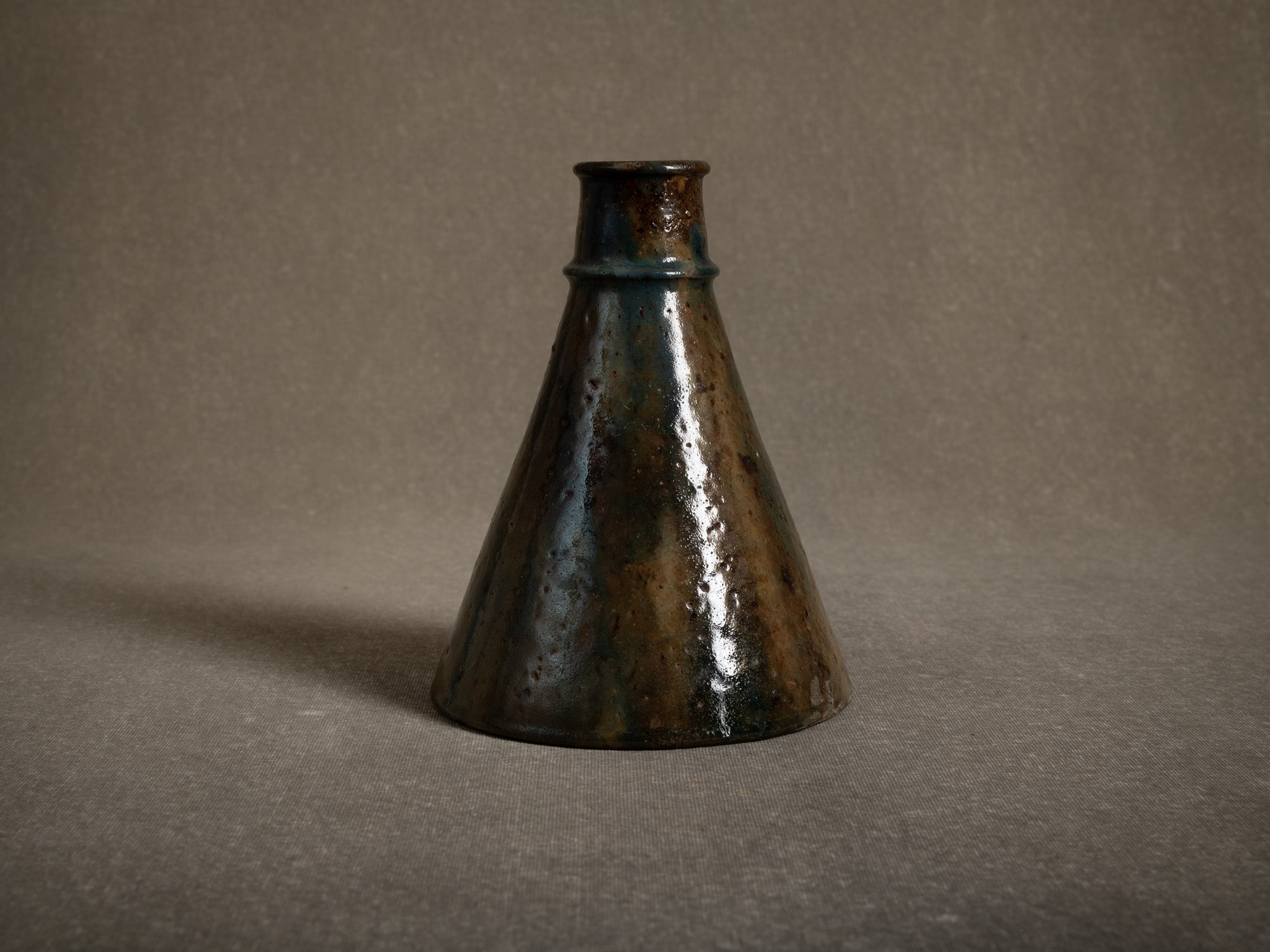 Vase japoniste en grès par la poterie du Mesnil de Bavent, France (Vers 1900-20)..Norman "Erlenmeyer" stoneware vase by la poterie du Mesnil de Bavent, France (circa 1900-20)