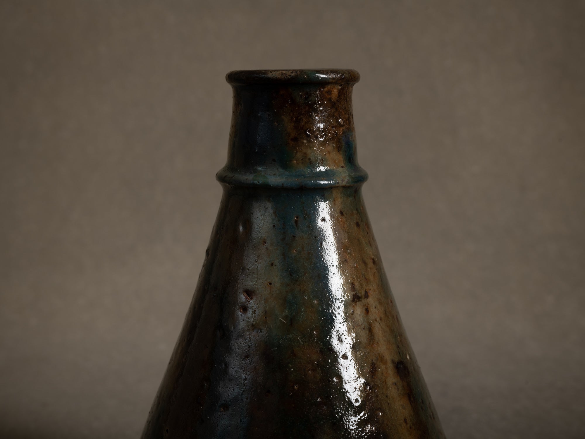 Vase japoniste en grès par la poterie du Mesnil de Bavent, France (Vers 1900-20)..Norman "Erlenmeyer" stoneware vase by la poterie du Mesnil de Bavent, France (circa 1900-20)