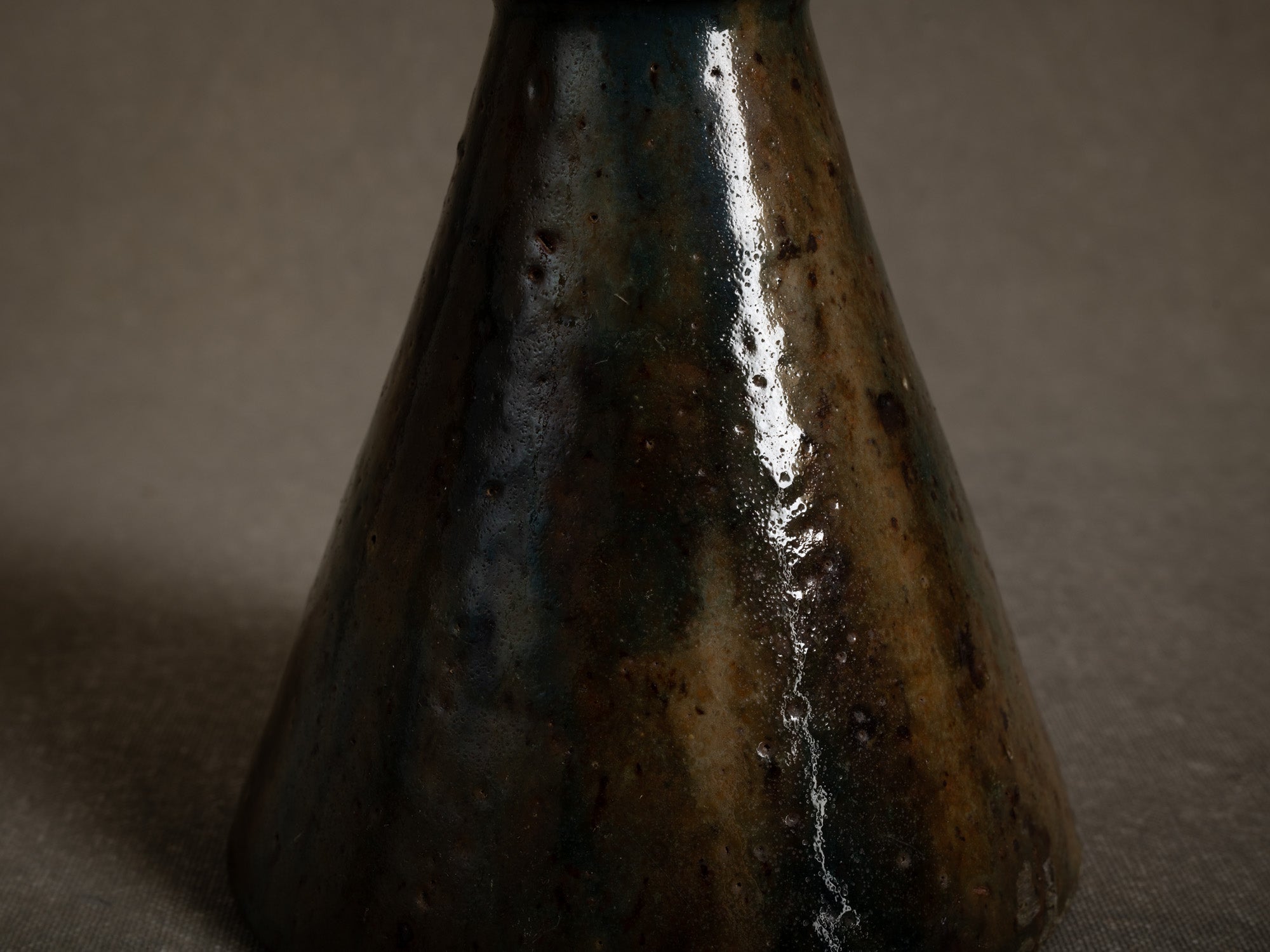 Vase japoniste en grès par la poterie du Mesnil de Bavent, France (Vers 1900-20)..Norman "Erlenmeyer" stoneware vase by la poterie du Mesnil de Bavent, France (circa 1900-20)