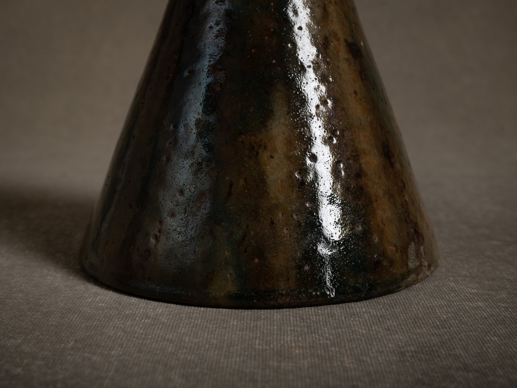 Vase japoniste en grès par la poterie du Mesnil de Bavent, France (Vers 1900-20)..Norman "Erlenmeyer" stoneware vase by la poterie du Mesnil de Bavent, France (circa 1900-20)