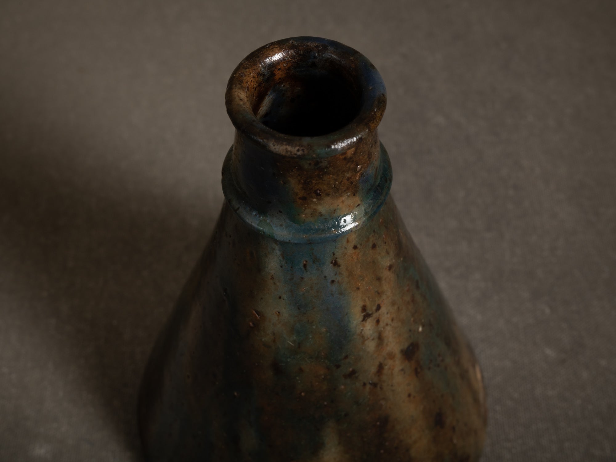 Vase japoniste en grès par la poterie du Mesnil de Bavent, France (Vers 1900-20)..Norman "Erlenmeyer" stoneware vase by la poterie du Mesnil de Bavent, France (circa 1900-20)