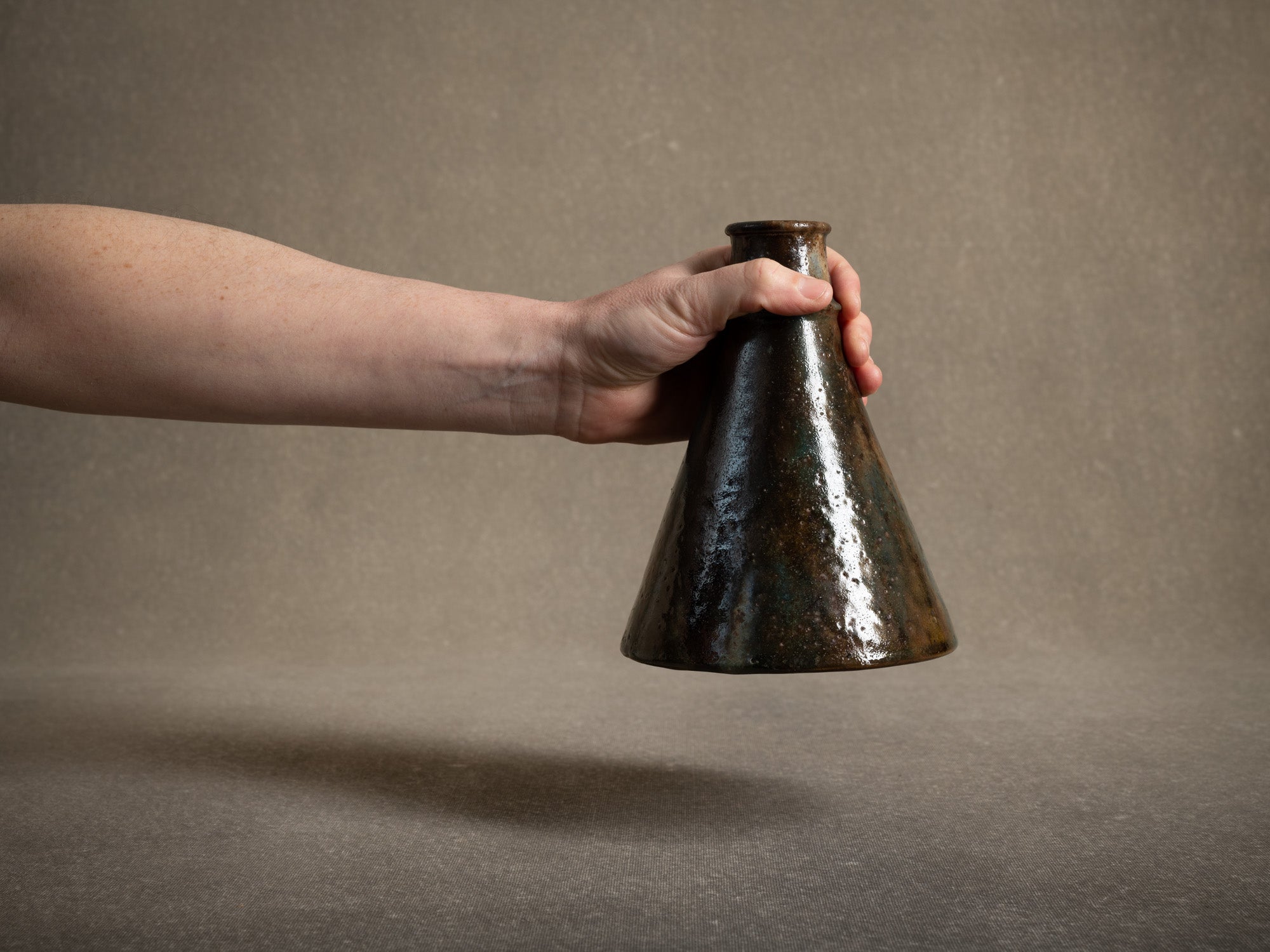 Vase japoniste en grès par la poterie du Mesnil de Bavent, France (Vers 1900-20)..Norman "Erlenmeyer" stoneware vase by la poterie du Mesnil de Bavent, France (circa 1900-20)