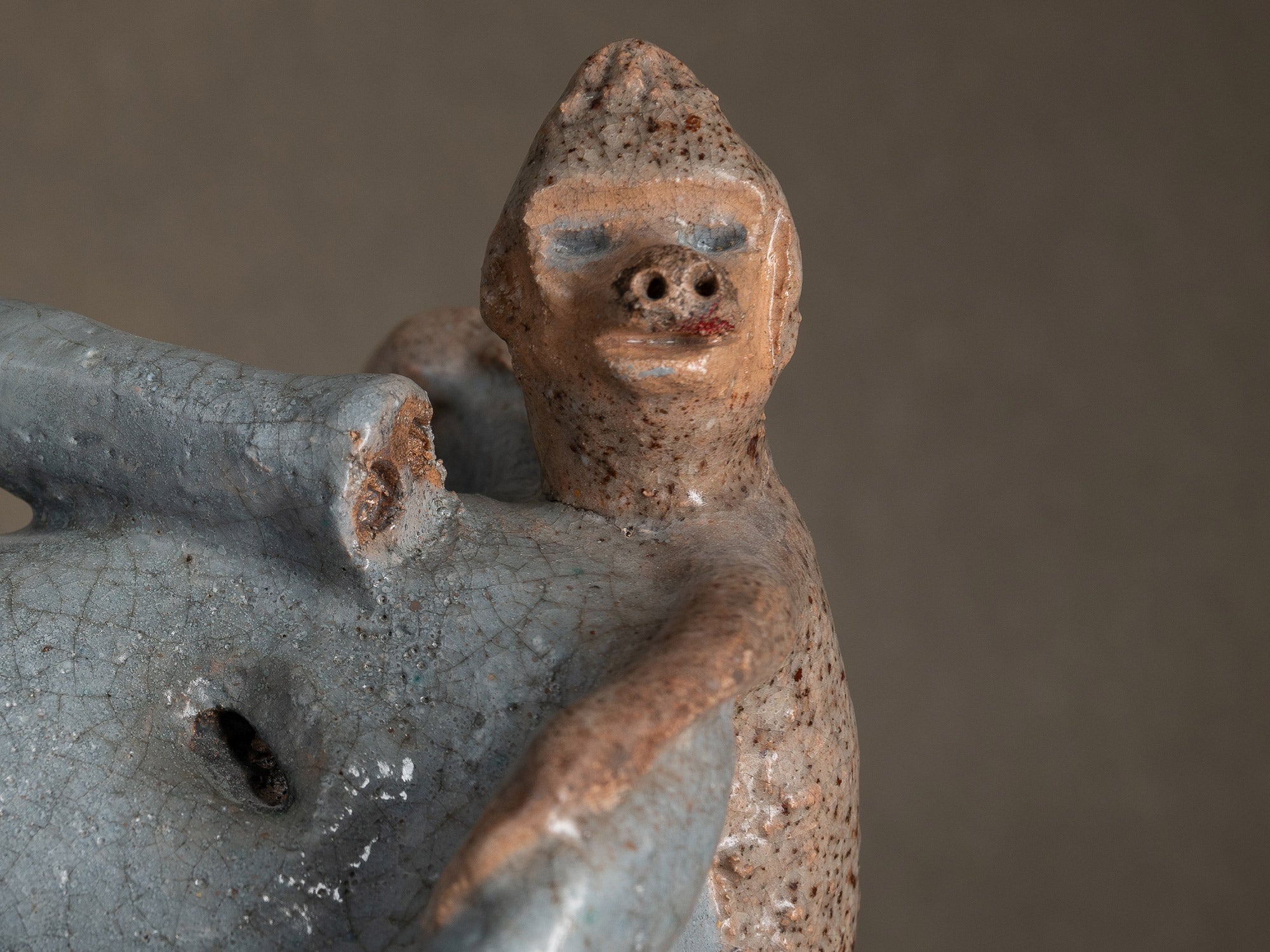 Sculpture, le cirque "Singe dresseur d'éléphant" par Fernand Joris, Belgique (1961)..Unique outsider art clay sculpture, the circus "Elephant trainer monkey" by Fernand Joris, Belgium (1961)