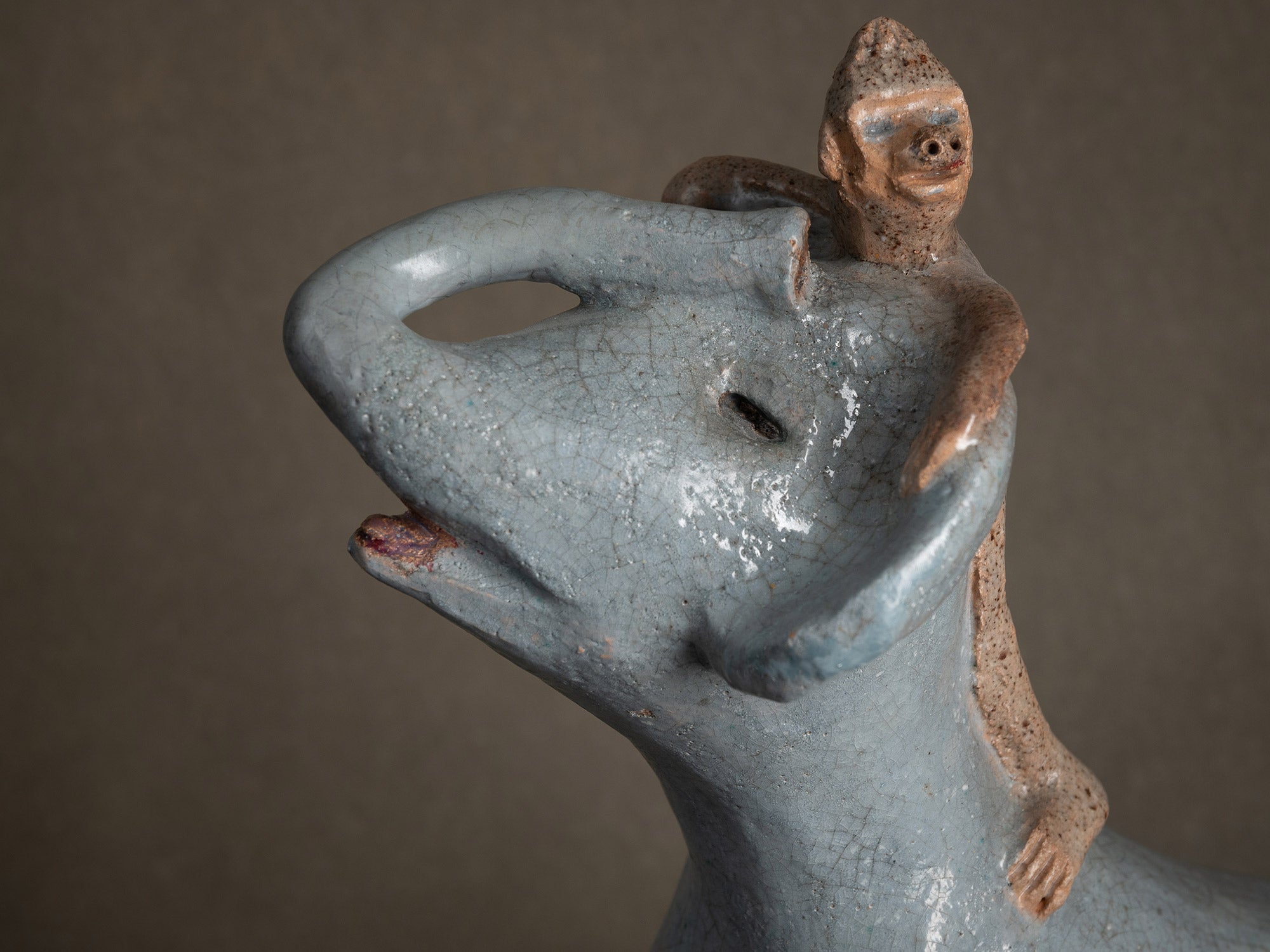 Sculpture, le cirque "Singe dresseur d'éléphant" par Fernand Joris, Belgique (1961)..Unique outsider art clay sculpture, the circus "Elephant trainer monkey" by Fernand Joris, Belgium (1961)