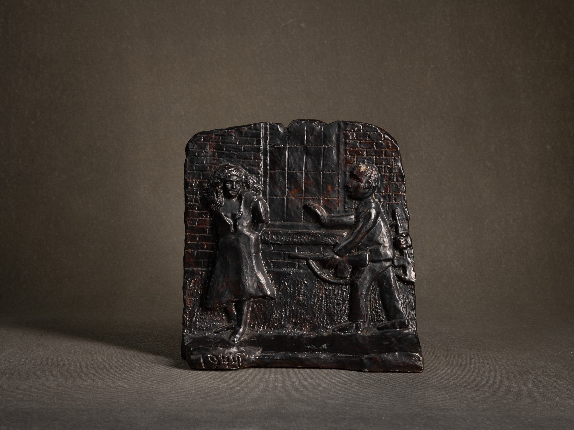 Sculpture en bas‑relief "La collaboratrice" par Fernand Joris, Belgique (1957)..Unique outsider art clay WW2 sculpture "la collaboratrice" by Fernand Joris, Belgium (1957)