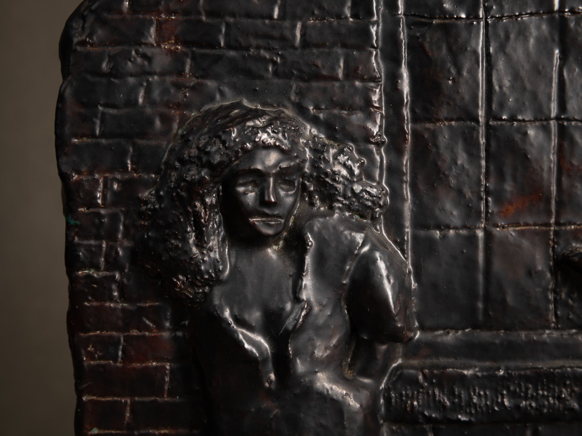 Sculpture en bas‑relief "La collaboratrice" par Fernand Joris, Belgique (1957)..Unique outsider art clay WW2 sculpture "la collaboratrice" by Fernand Joris, Belgium (1957)