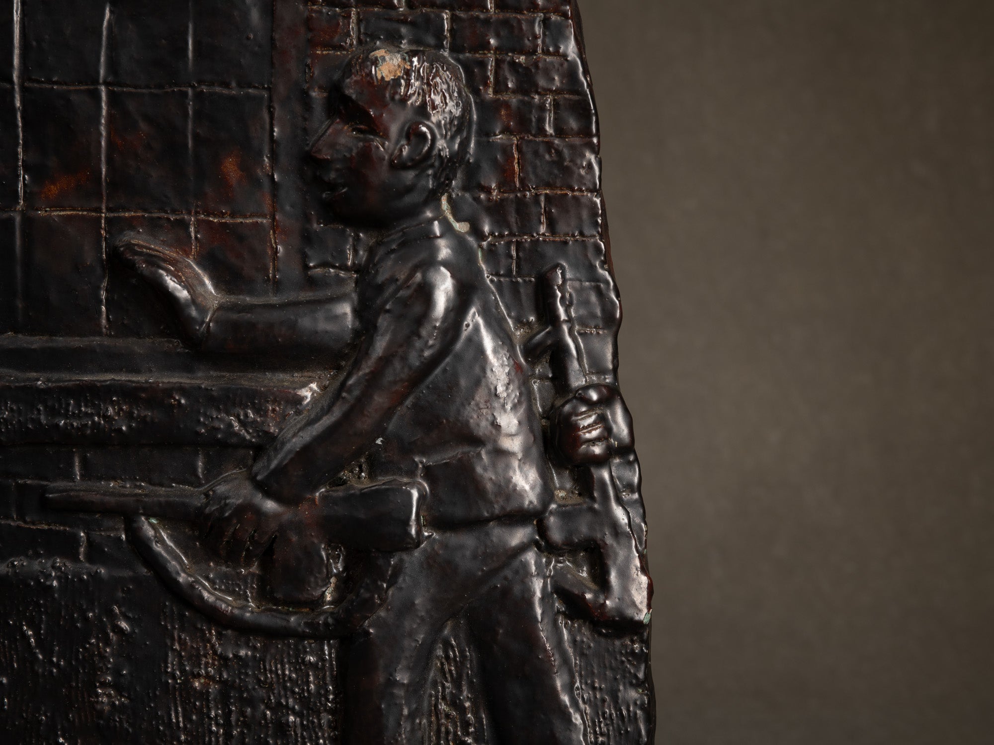 Sculpture en bas‑relief "La collaboratrice" par Fernand Joris, Belgique (1957)..Unique outsider art clay WW2 sculpture "la collaboratrice" by Fernand Joris, Belgium (1957)