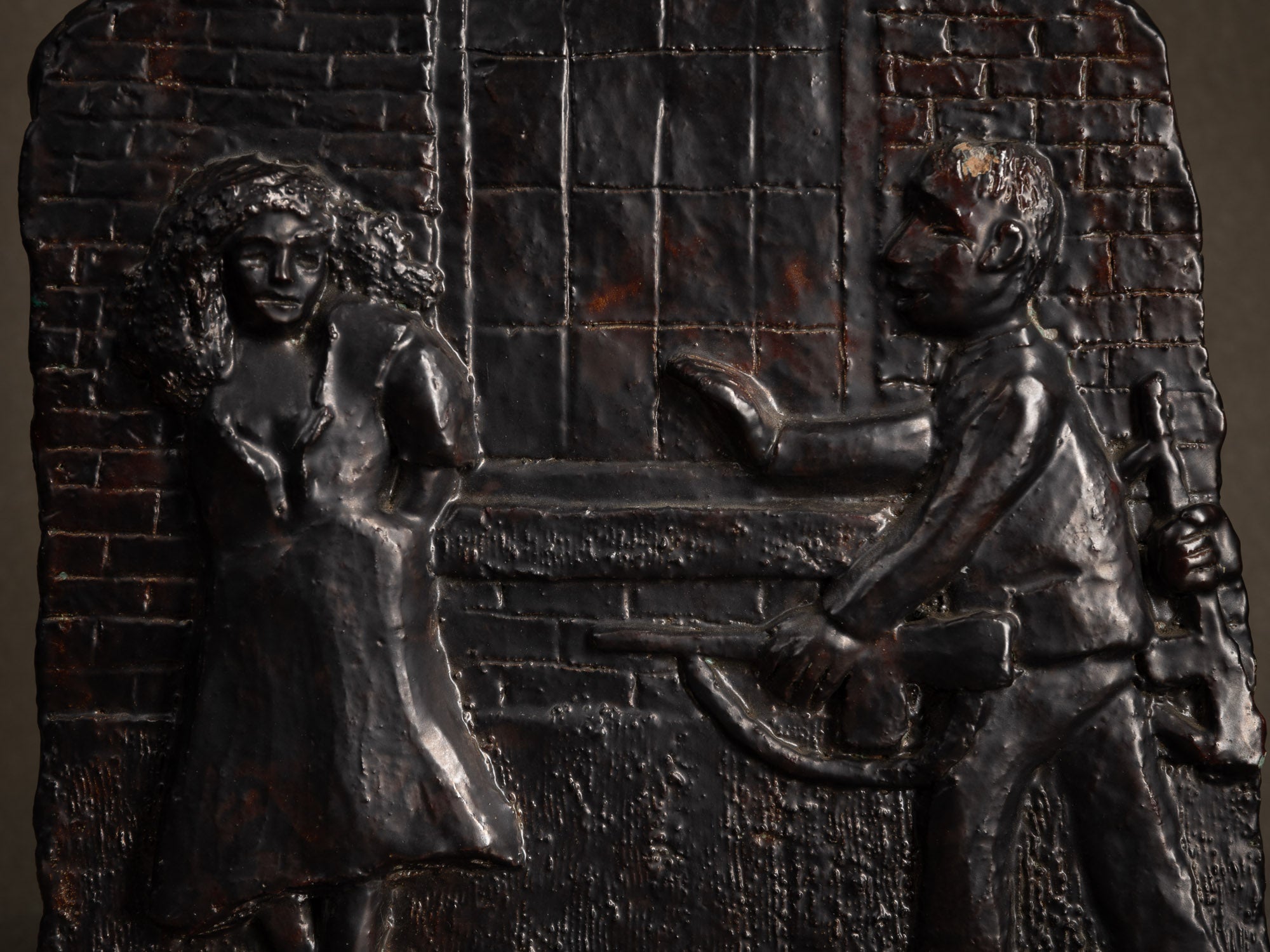 Sculpture en bas‑relief "La collaboratrice" par Fernand Joris, Belgique (1957)..Unique outsider art clay WW2 sculpture "la collaboratrice" by Fernand Joris, Belgium (1957)