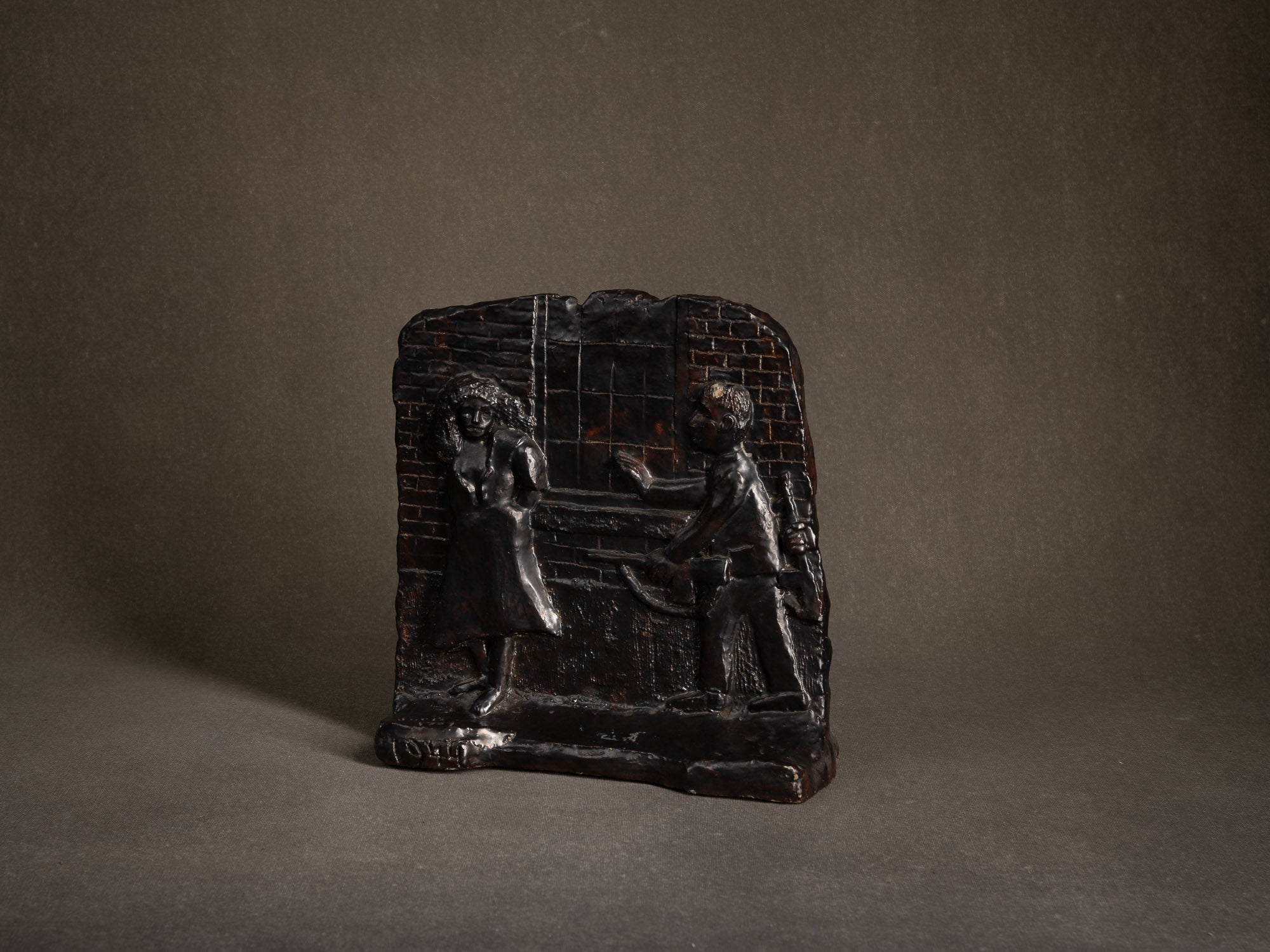 Sculpture en bas‑relief "La collaboratrice" par Fernand Joris, Belgique (1957)..Unique outsider art clay WW2 sculpture "la collaboratrice" by Fernand Joris, Belgium (1957)