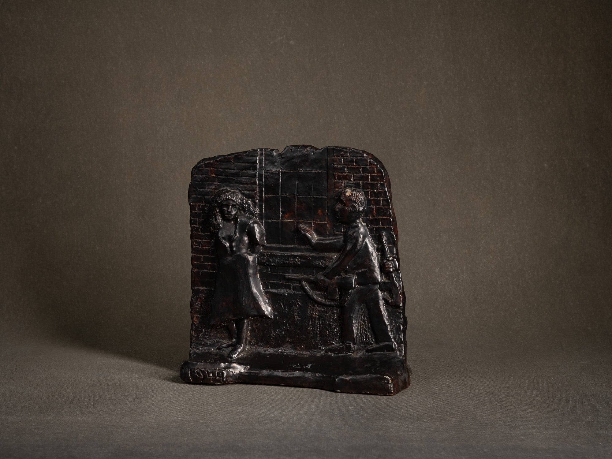 Sculpture en bas‑relief "La collaboratrice" par Fernand Joris, Belgique (1957)..Unique outsider art clay WW2 sculpture "la collaboratrice" by Fernand Joris, Belgium (1957)