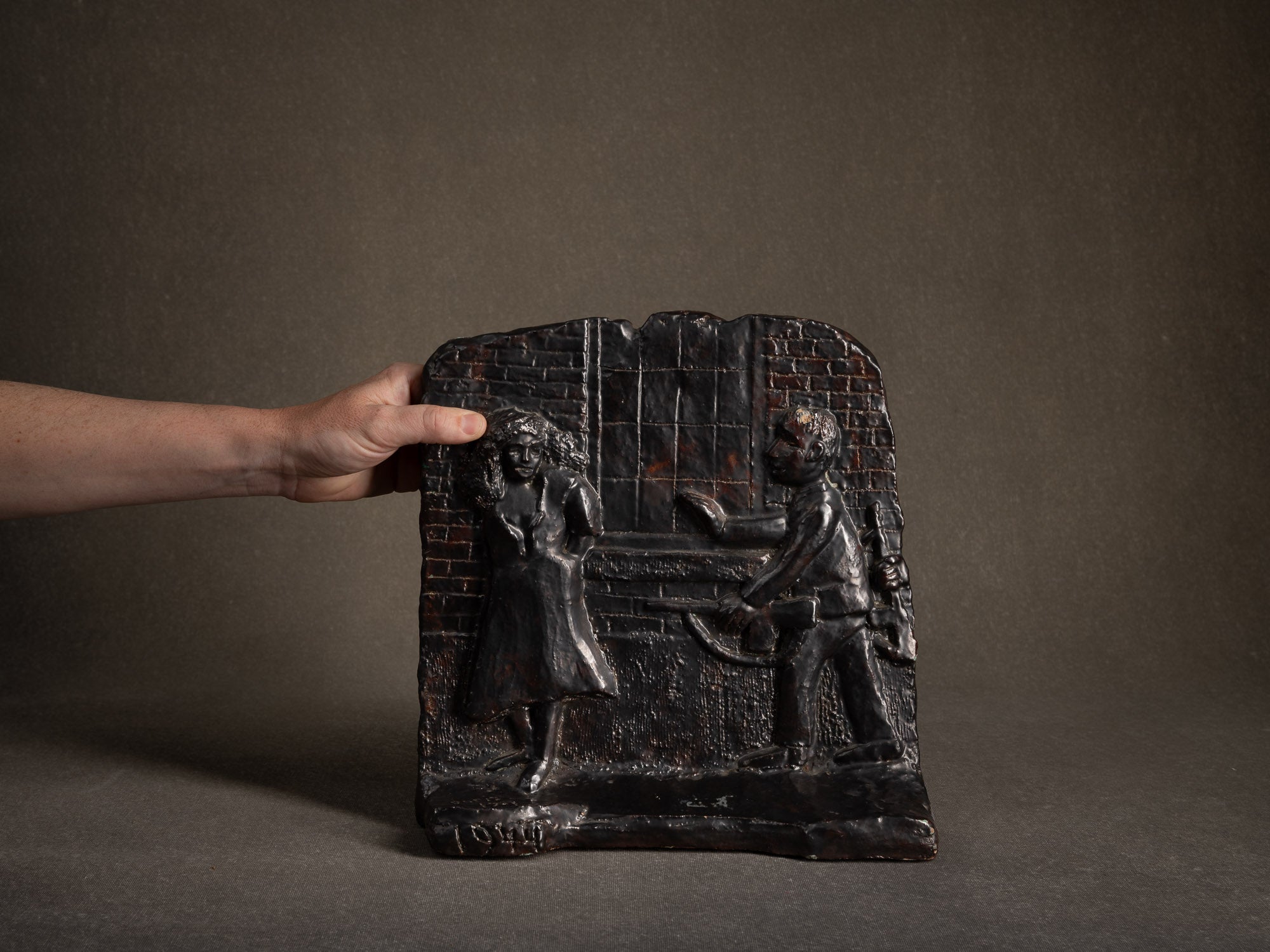 Sculpture en bas‑relief "La collaboratrice" par Fernand Joris, Belgique (1957)..Unique outsider art clay WW2 sculpture "la collaboratrice" by Fernand Joris, Belgium (1957)