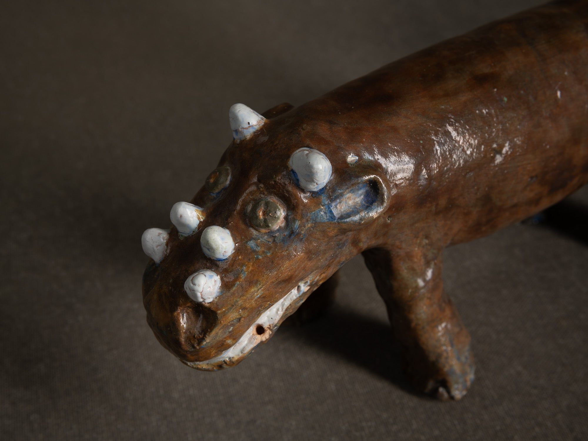 Sculpture "Dinosaure" ou "Rhinocéros" par Fernand Joris, Belgique (1951-66)..Unique outsider art clay sculpture "Rhino" or "Dinosaurus" by Fernand Joris, Belgium (1951-66)
