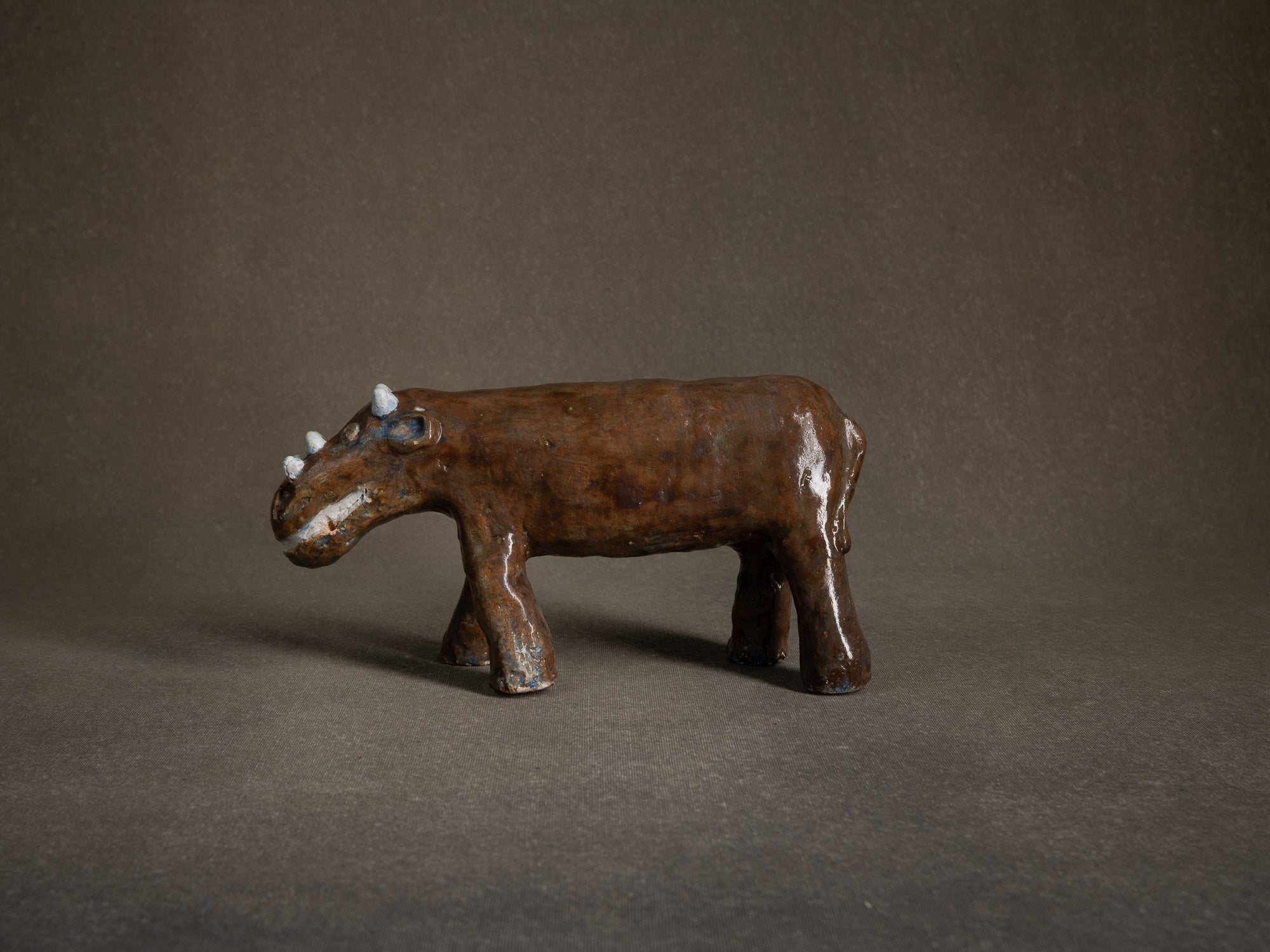 Sculpture "Dinosaure" ou "Rhinocéros" par Fernand Joris, Belgique (1951-66)..Unique outsider art clay sculpture "Rhino" or "Dinosaurus" by Fernand Joris, Belgium (1951-66)